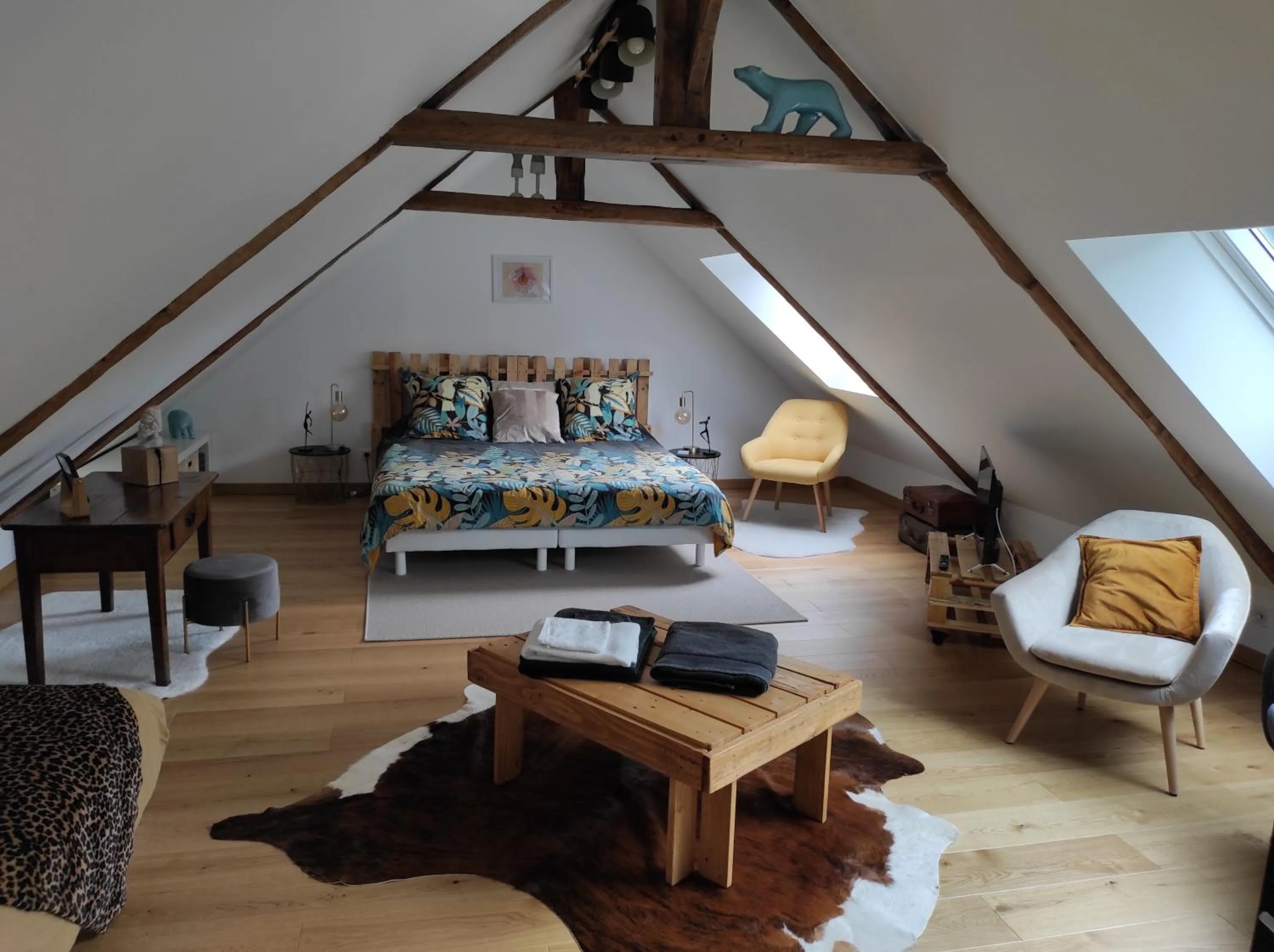 Photo of the whole room, Bed in Aux Trois Palmiers