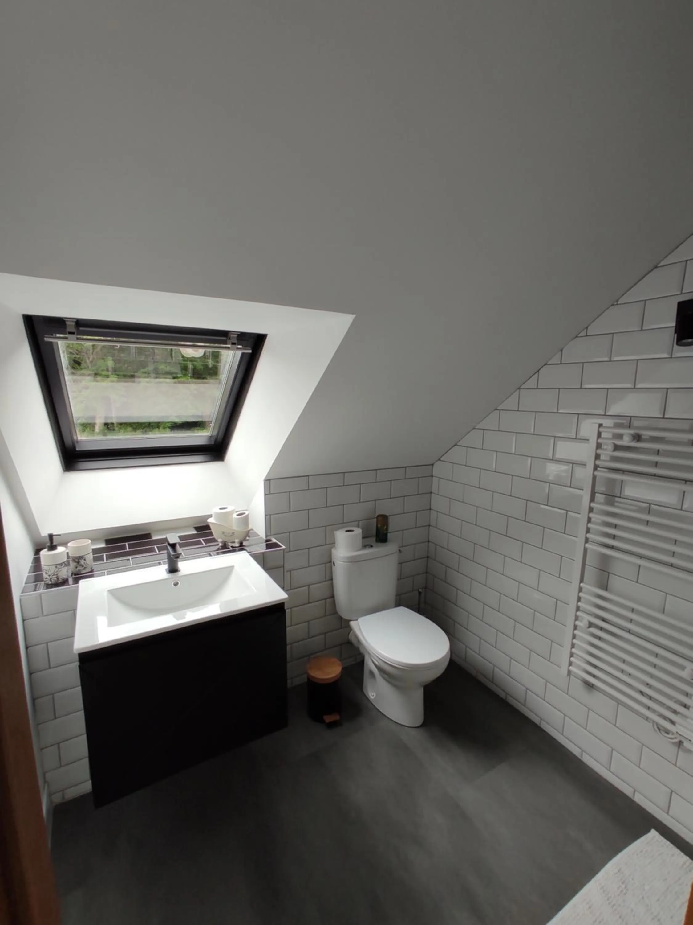 Bathroom in Aux Trois Palmiers