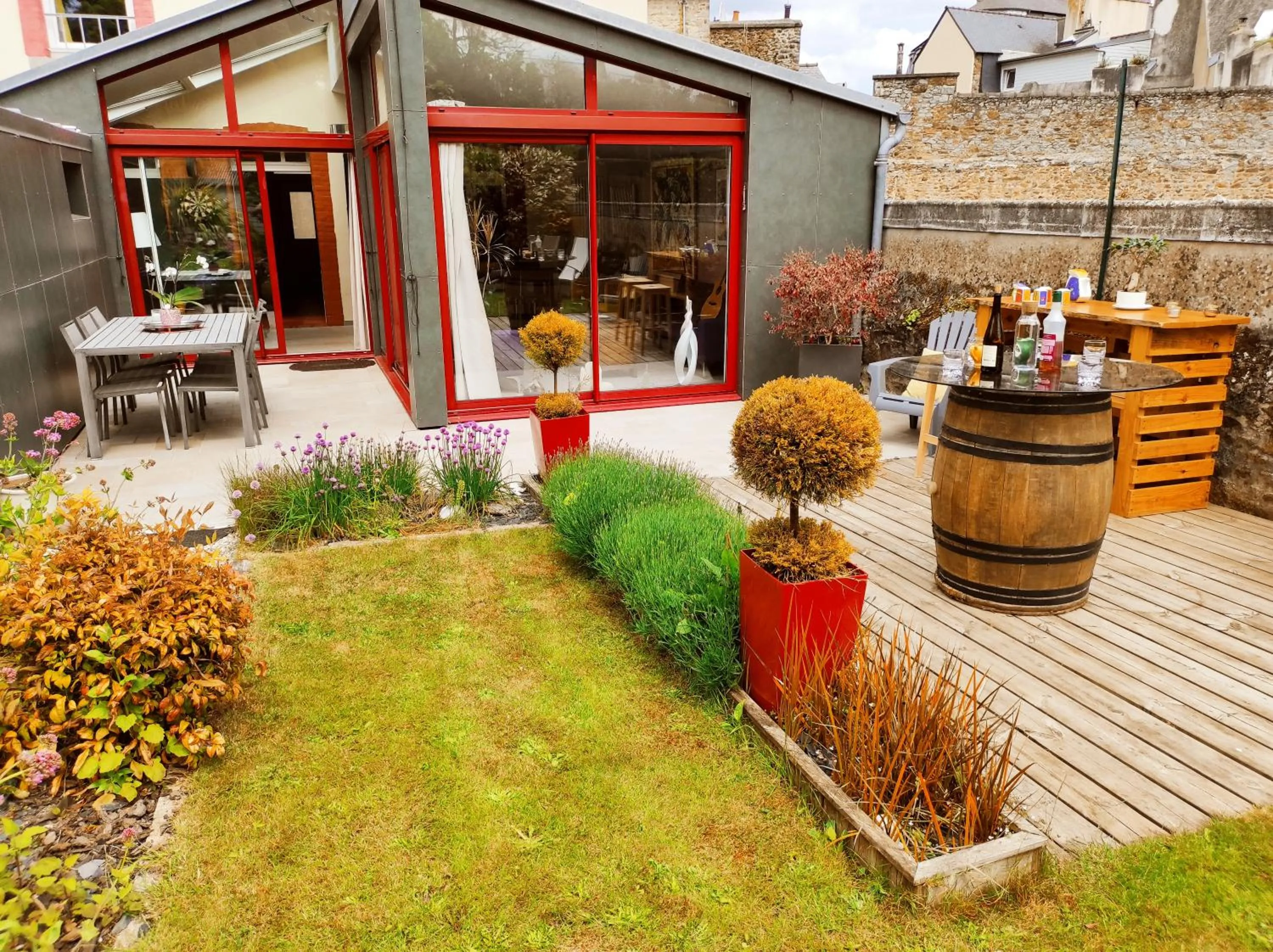 Patio in Aux Trois Palmiers