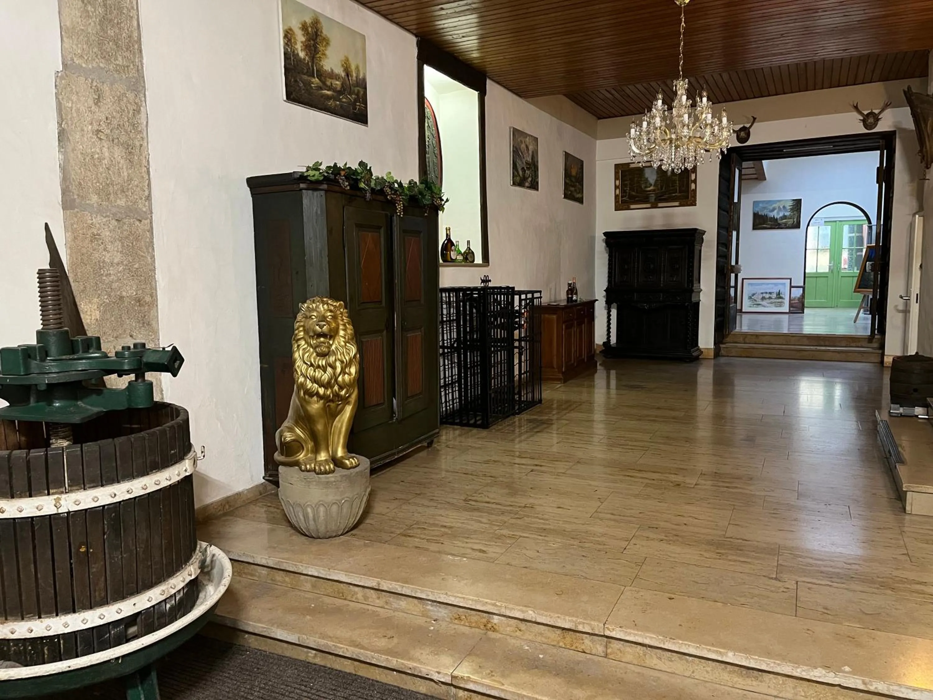 Facade/entrance in Pension Main-Art