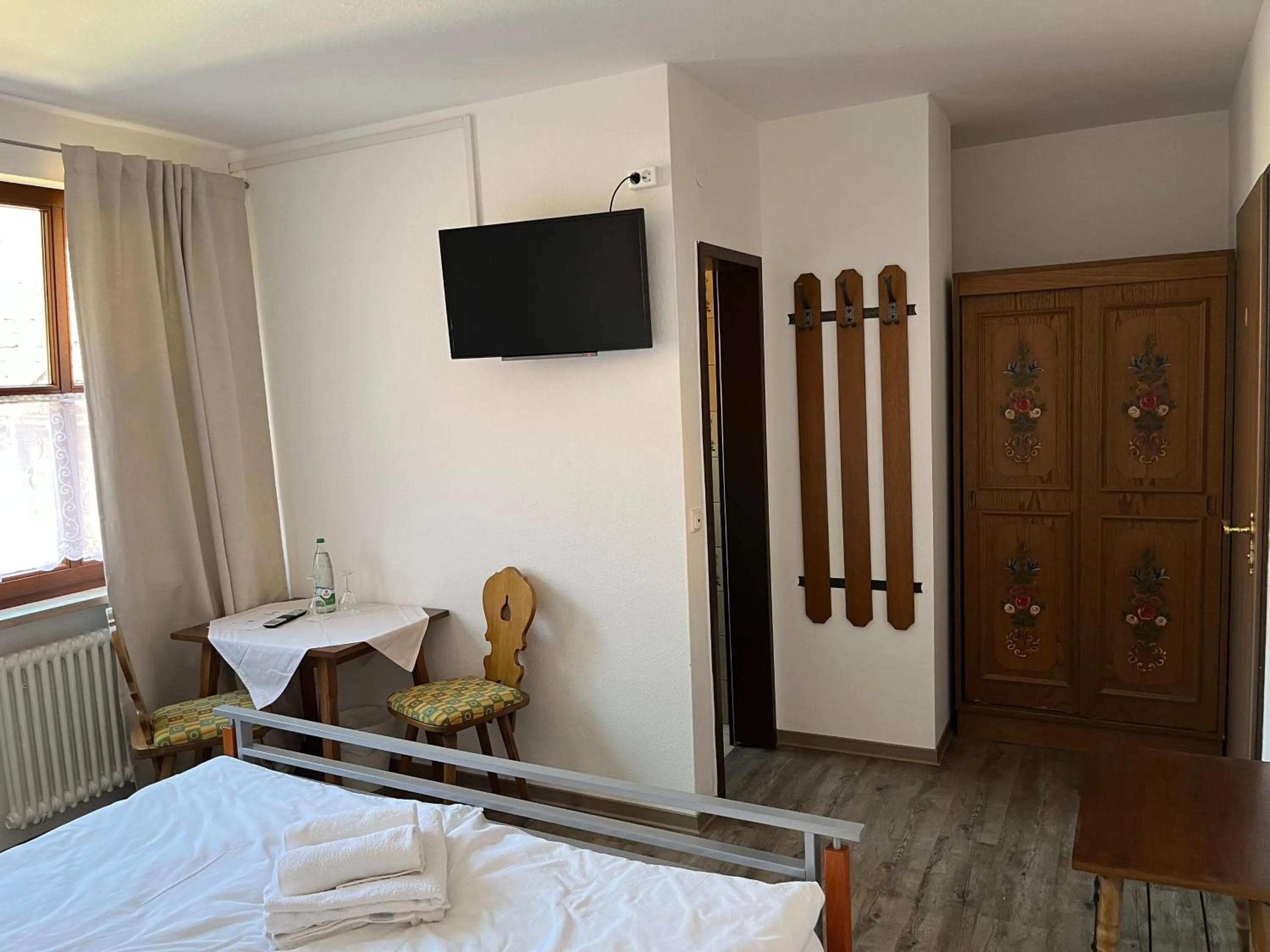 Bed in Pension Main-Art