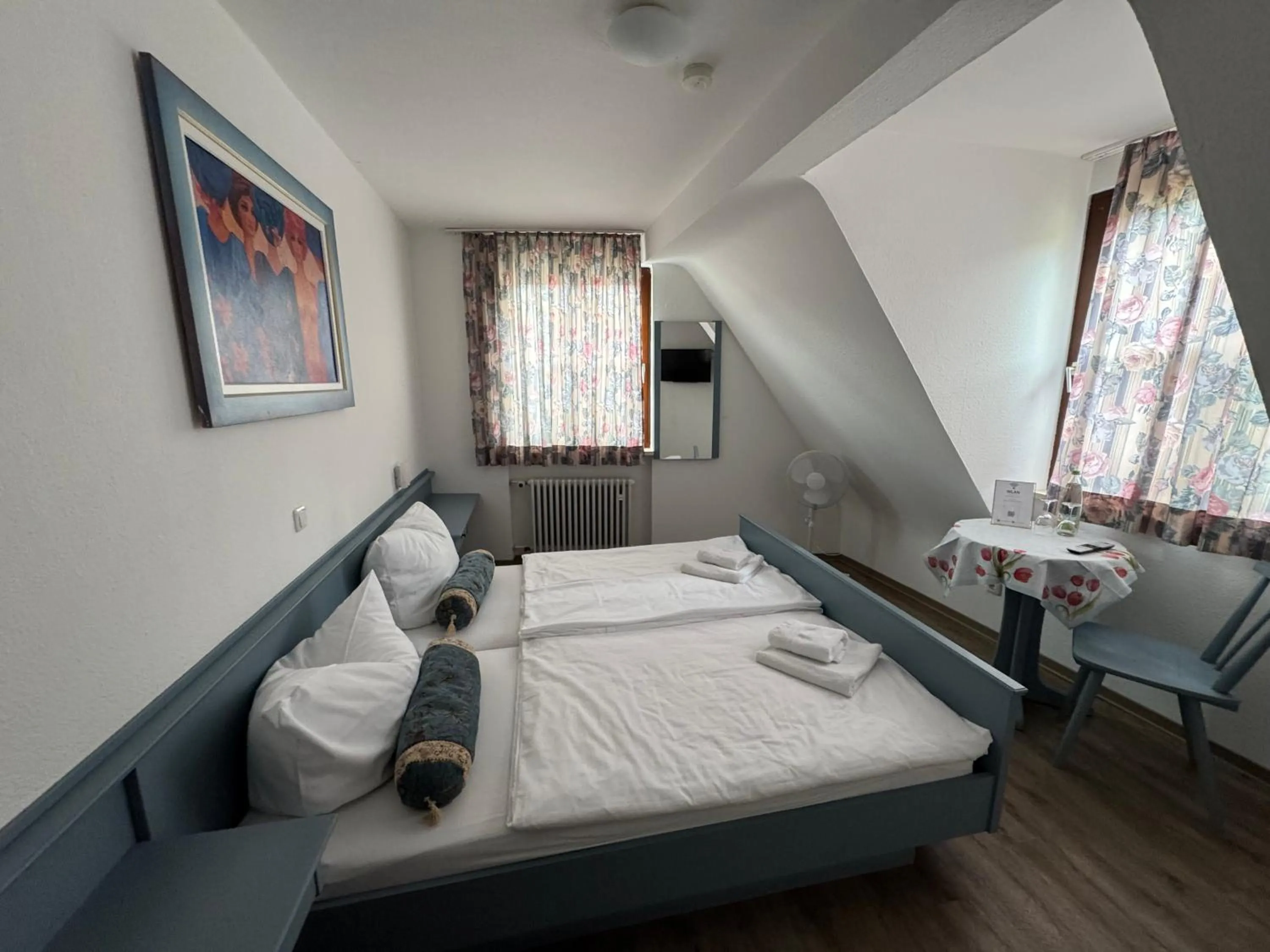 Bed in Pension Main-Art