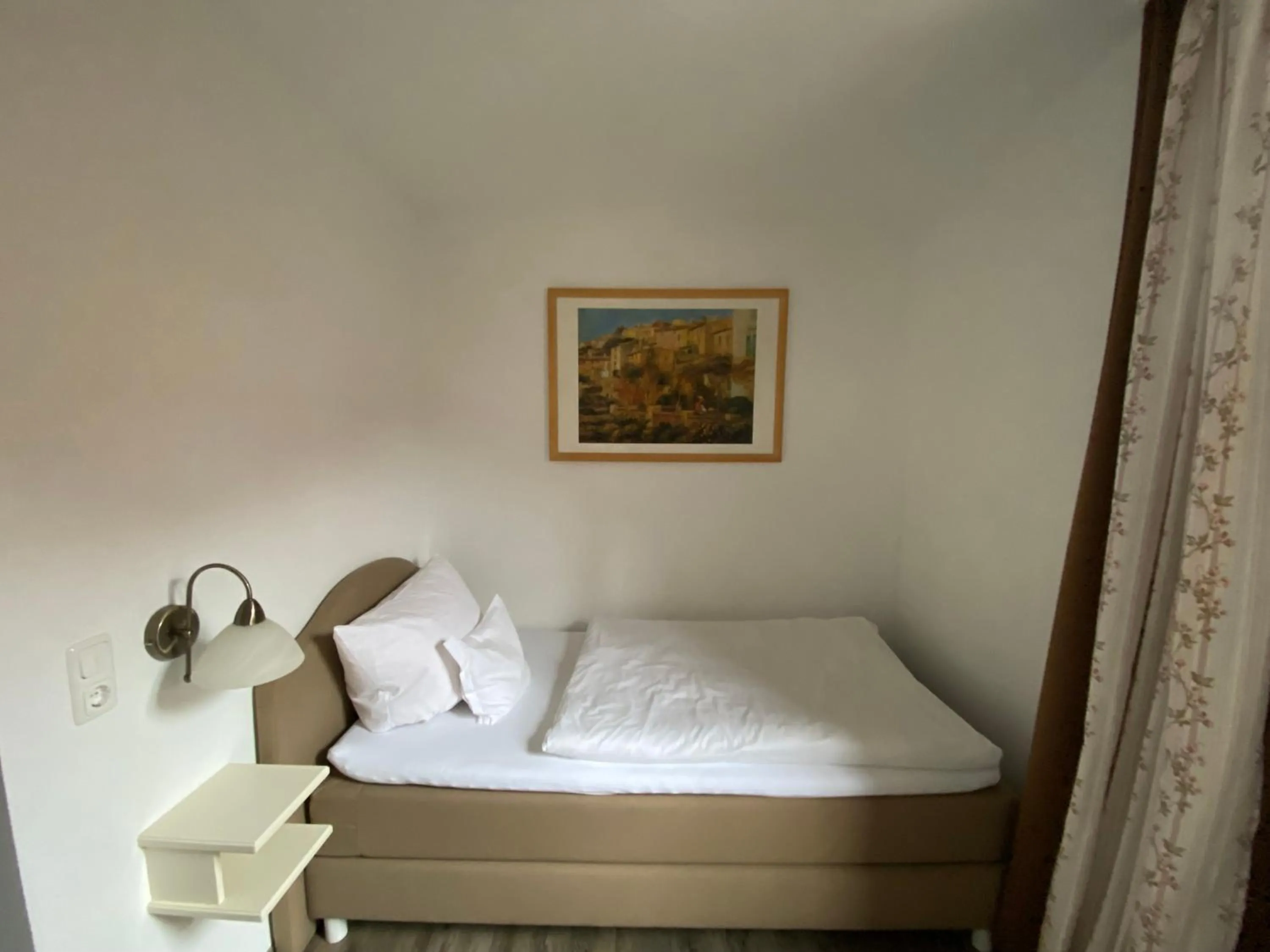 Bed in Pension Main-Art