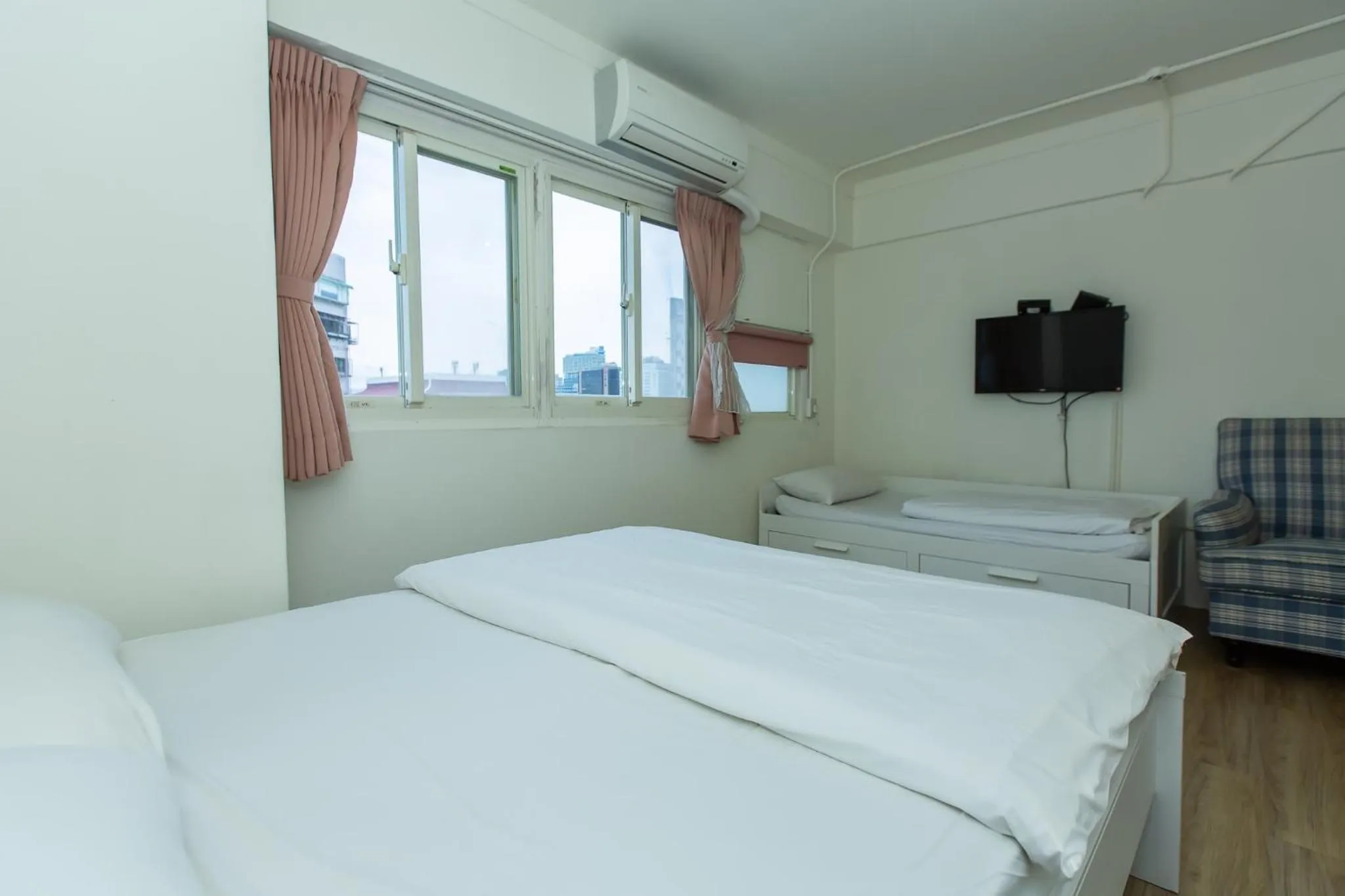 Photo of the whole room, Bed in Mr. Lobster’s Secret Den design hostel