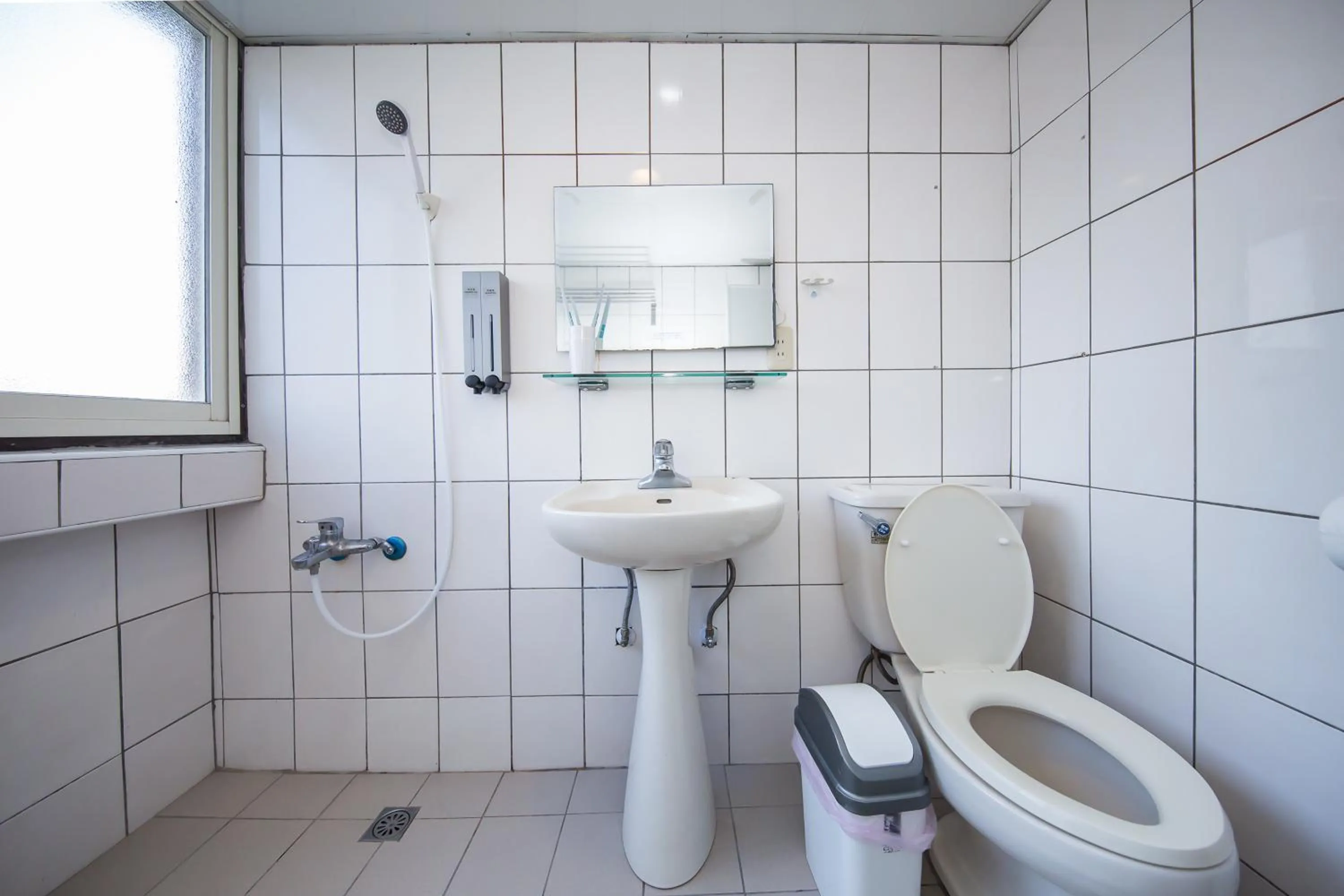 Bathroom in Mr. Lobster’s Secret Den design hostel