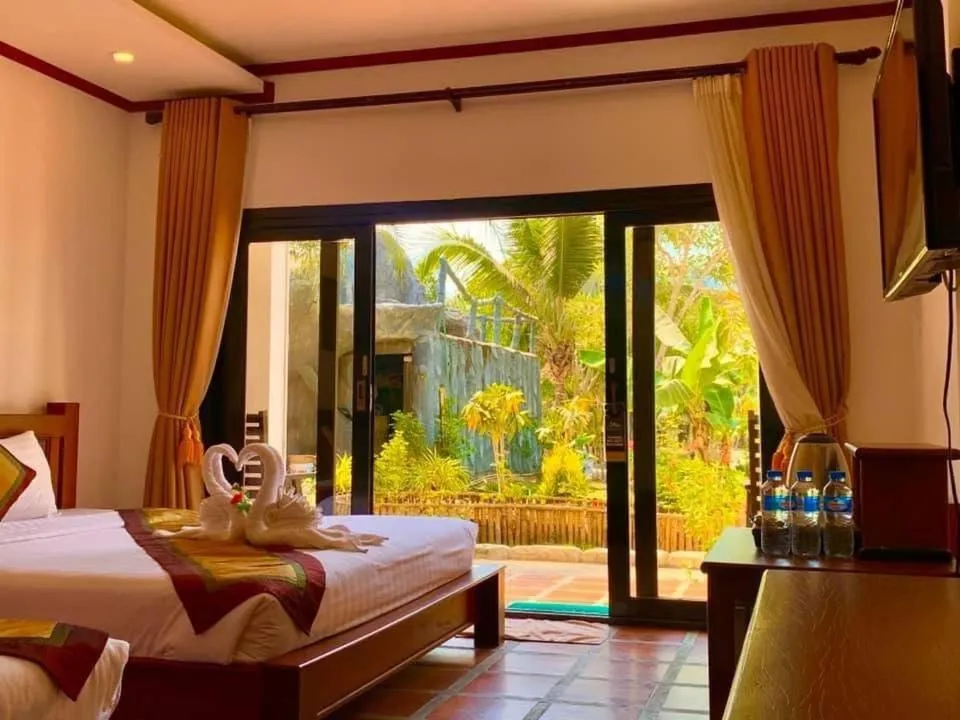 Photo of the whole room, Bed in Vang Vieng Savanh Sunset View Resort