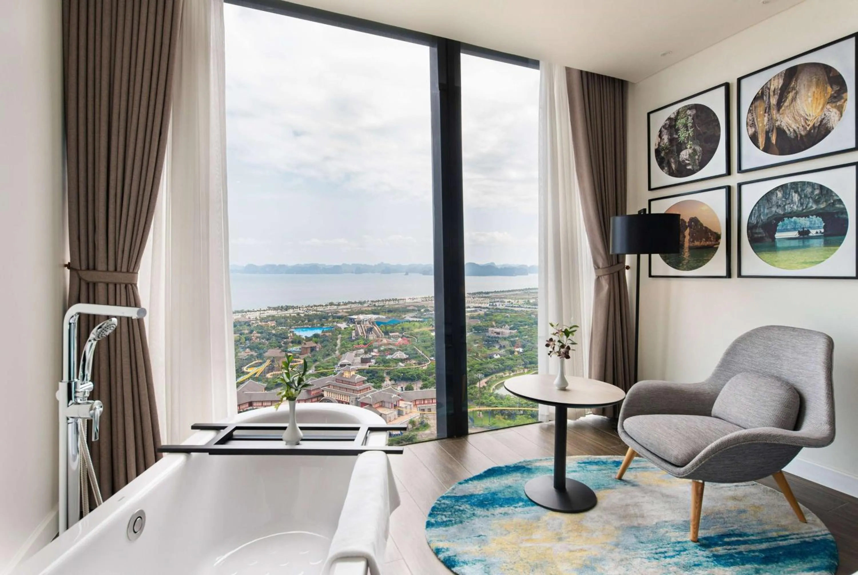 Bathroom in Hotel Soleil Ha Long, Trademark Collection by Wyndham