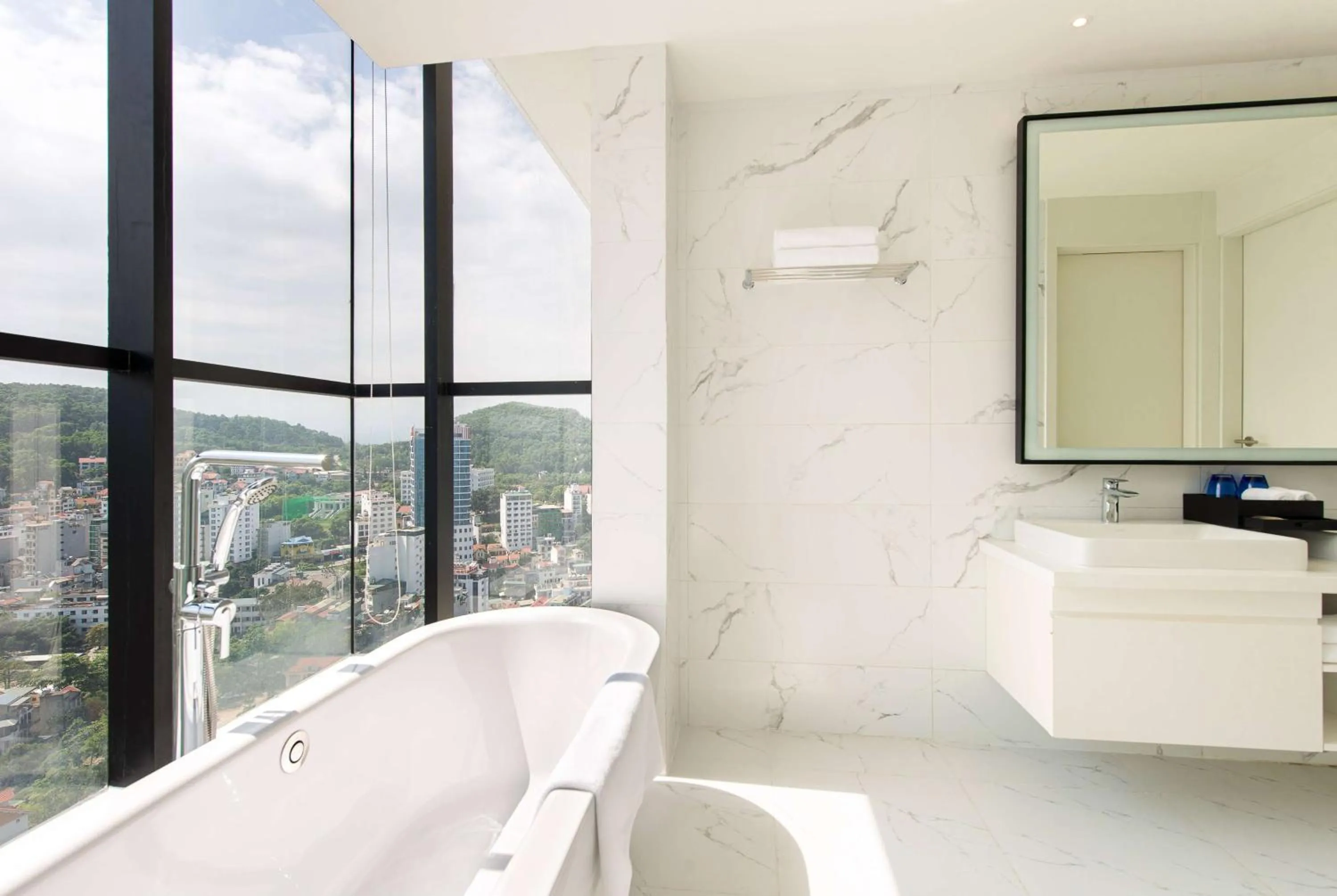 Bathroom in Hotel Soleil Ha Long, Trademark Collection by Wyndham