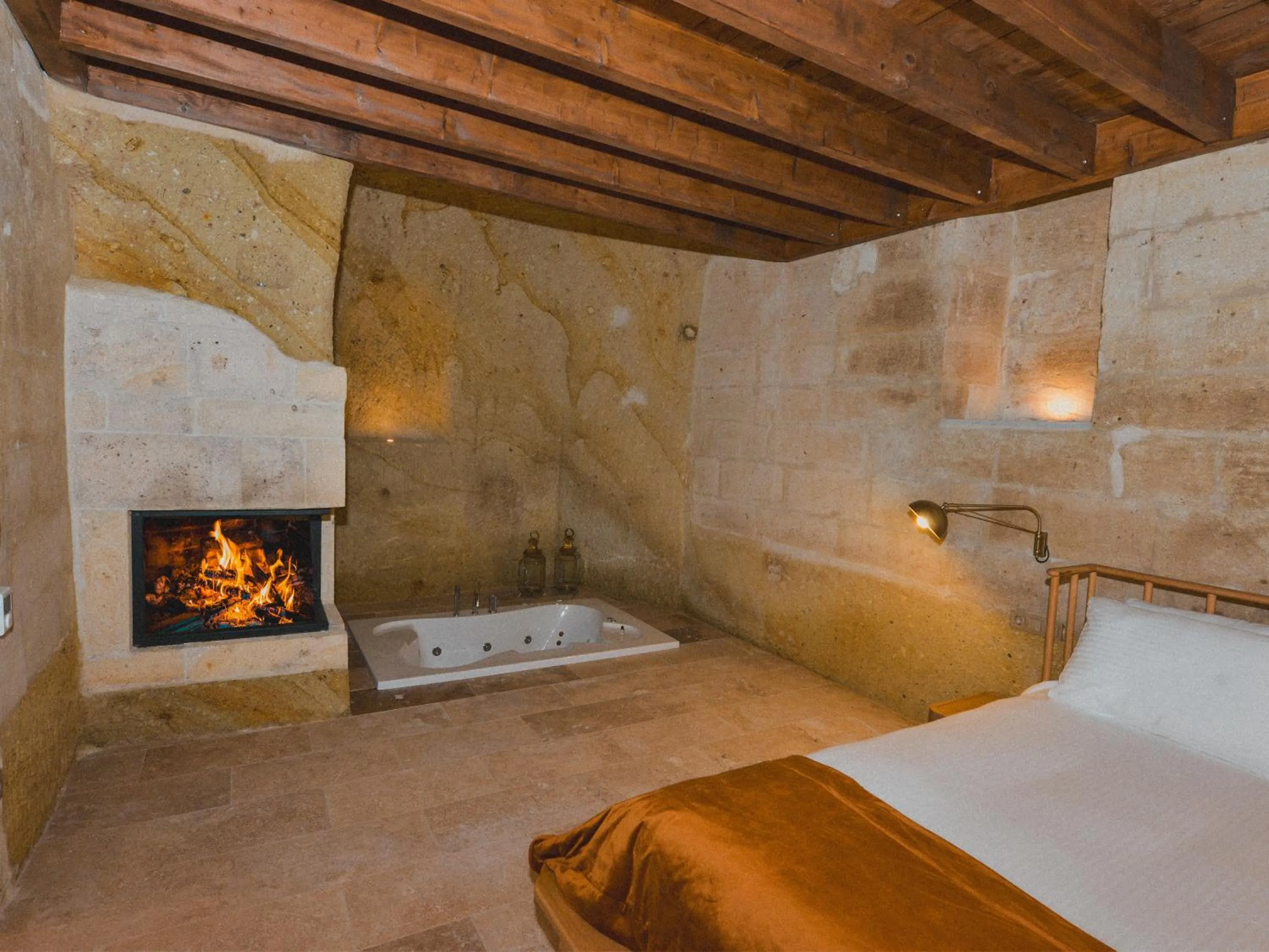 Hot Tub, Bed in Evanthia Cave Suites - Special Class