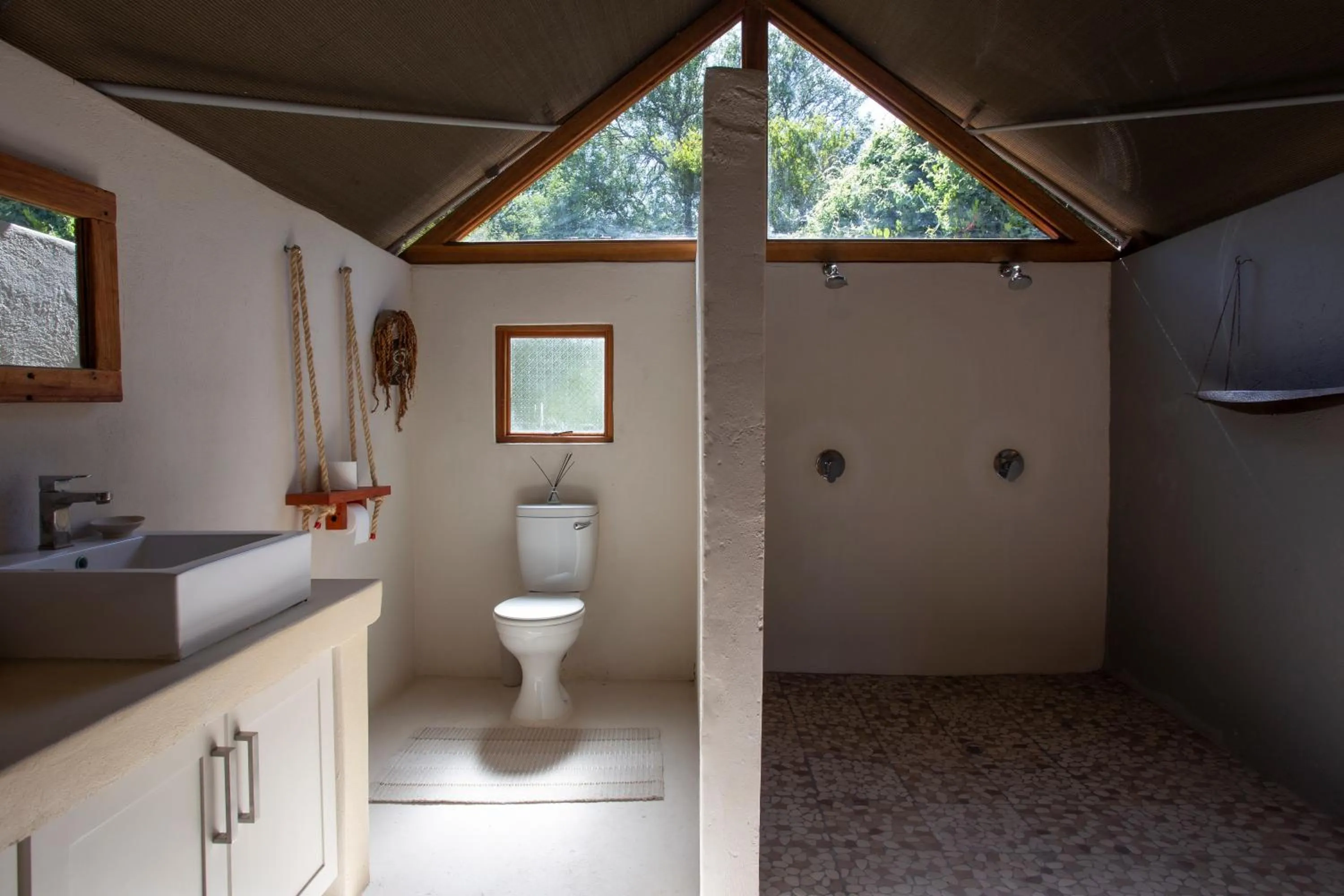 Shower in MILIMA Big 5 Safari Lodge