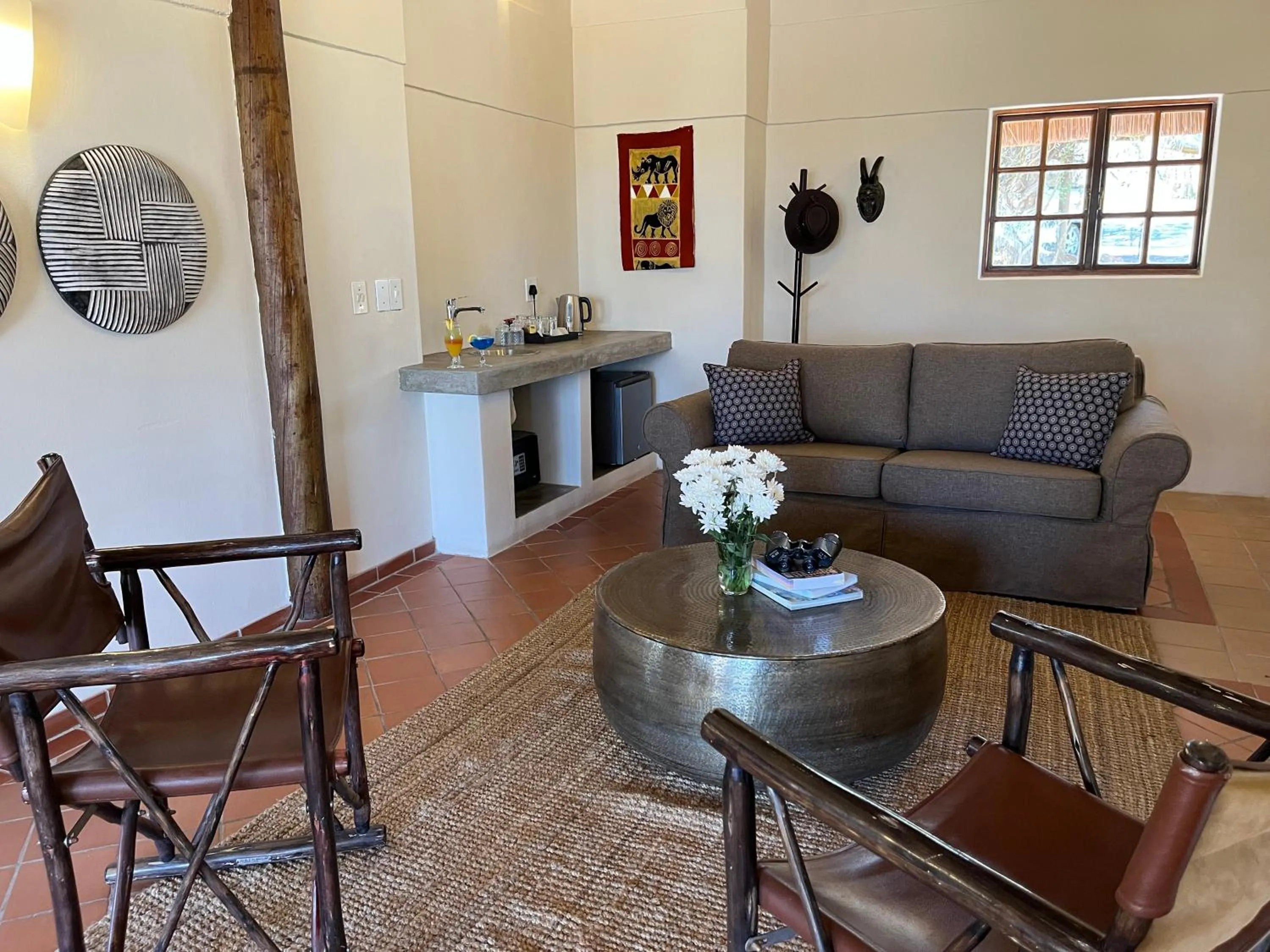 Living room in MILIMA Big 5 Safari Lodge
