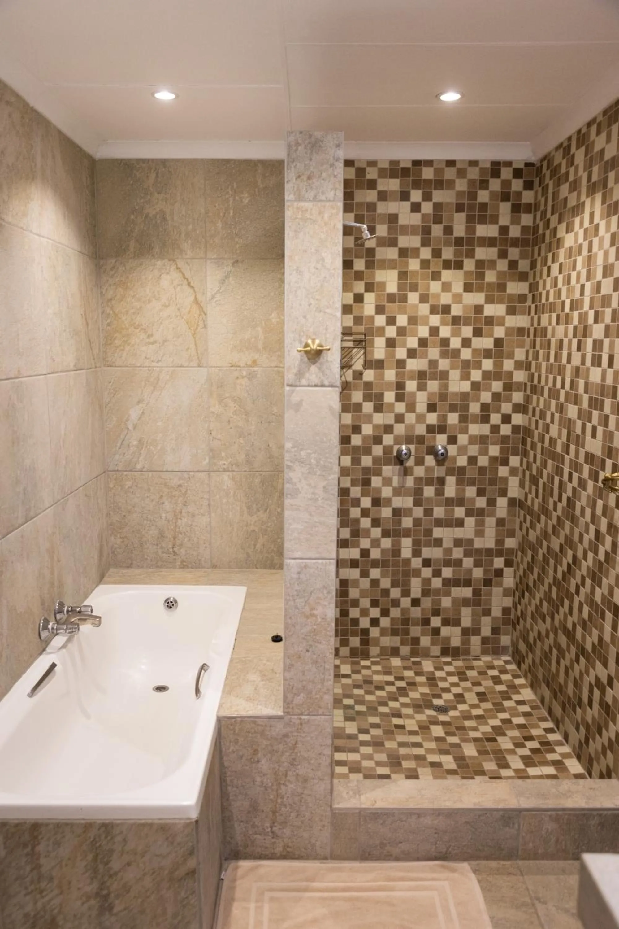 Shower in MILIMA Big 5 Safari Lodge