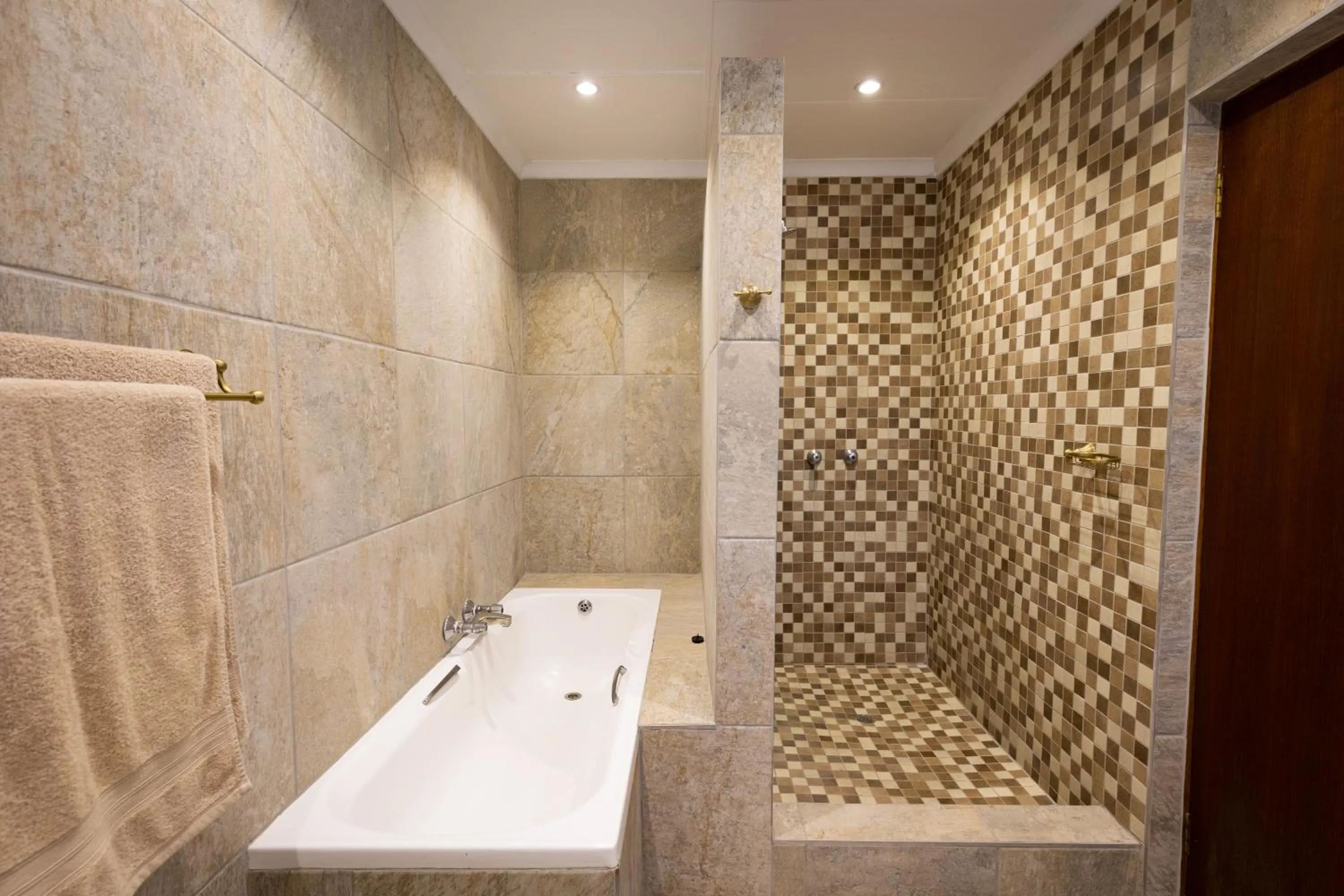 Shower in MILIMA Big 5 Safari Lodge