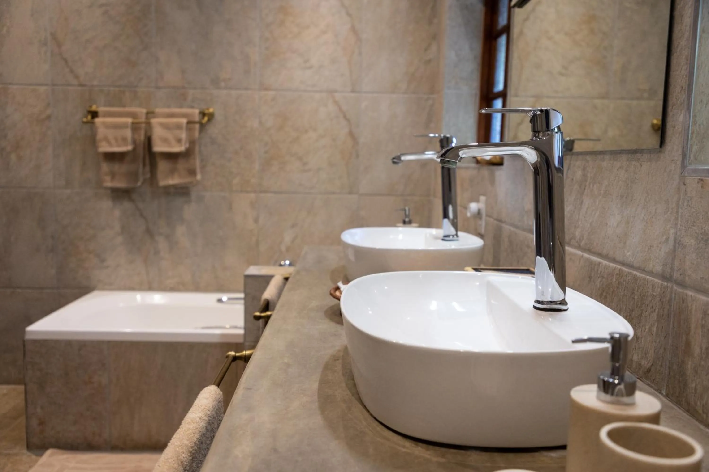 Shower in MILIMA Big 5 Safari Lodge