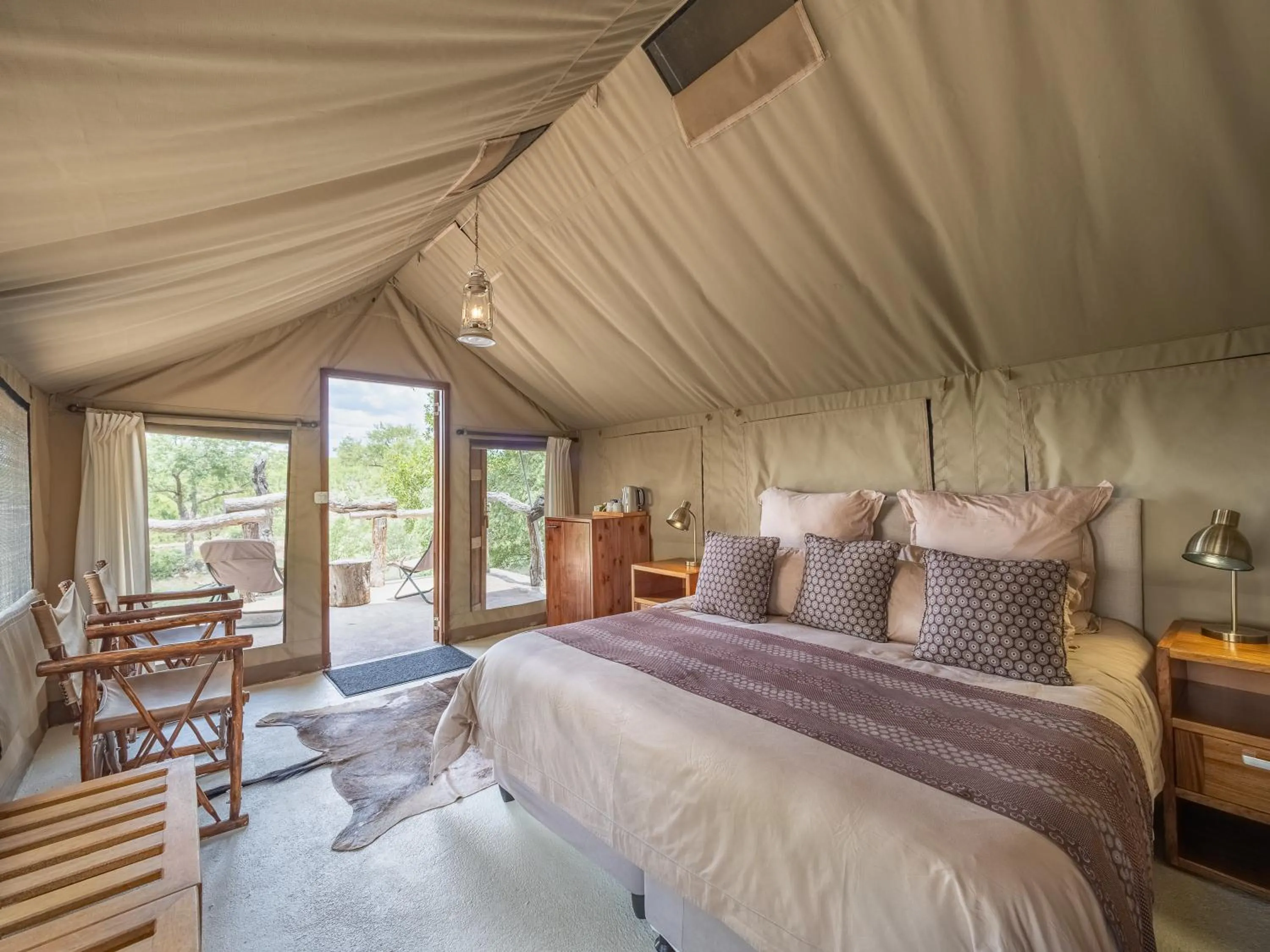 Bed in MILIMA Big 5 Safari Lodge