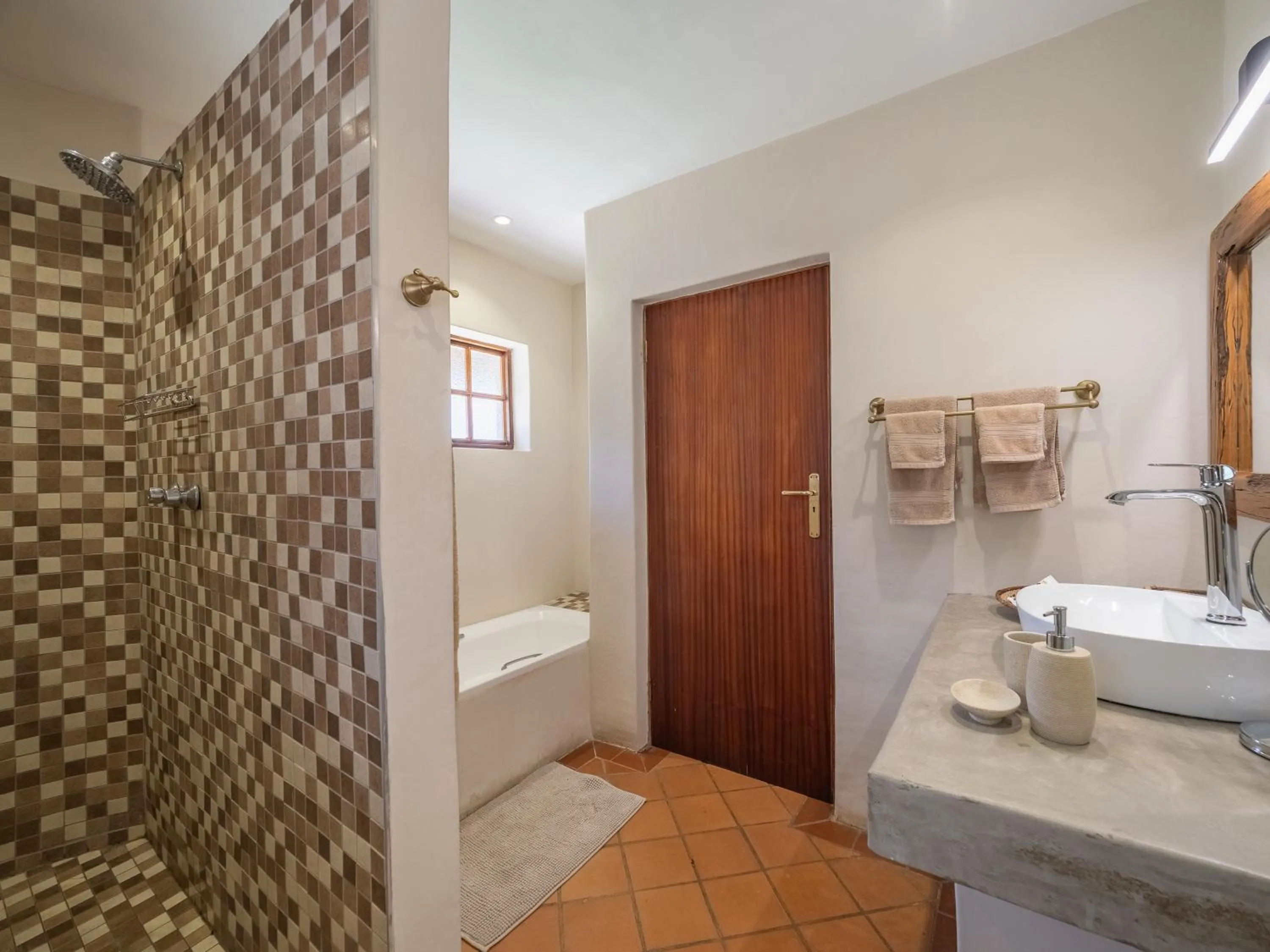 Shower in MILIMA Big 5 Safari Lodge