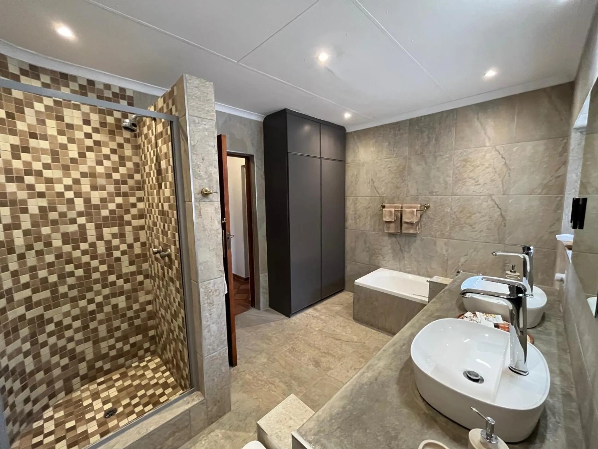 Shower in MILIMA Big 5 Safari Lodge