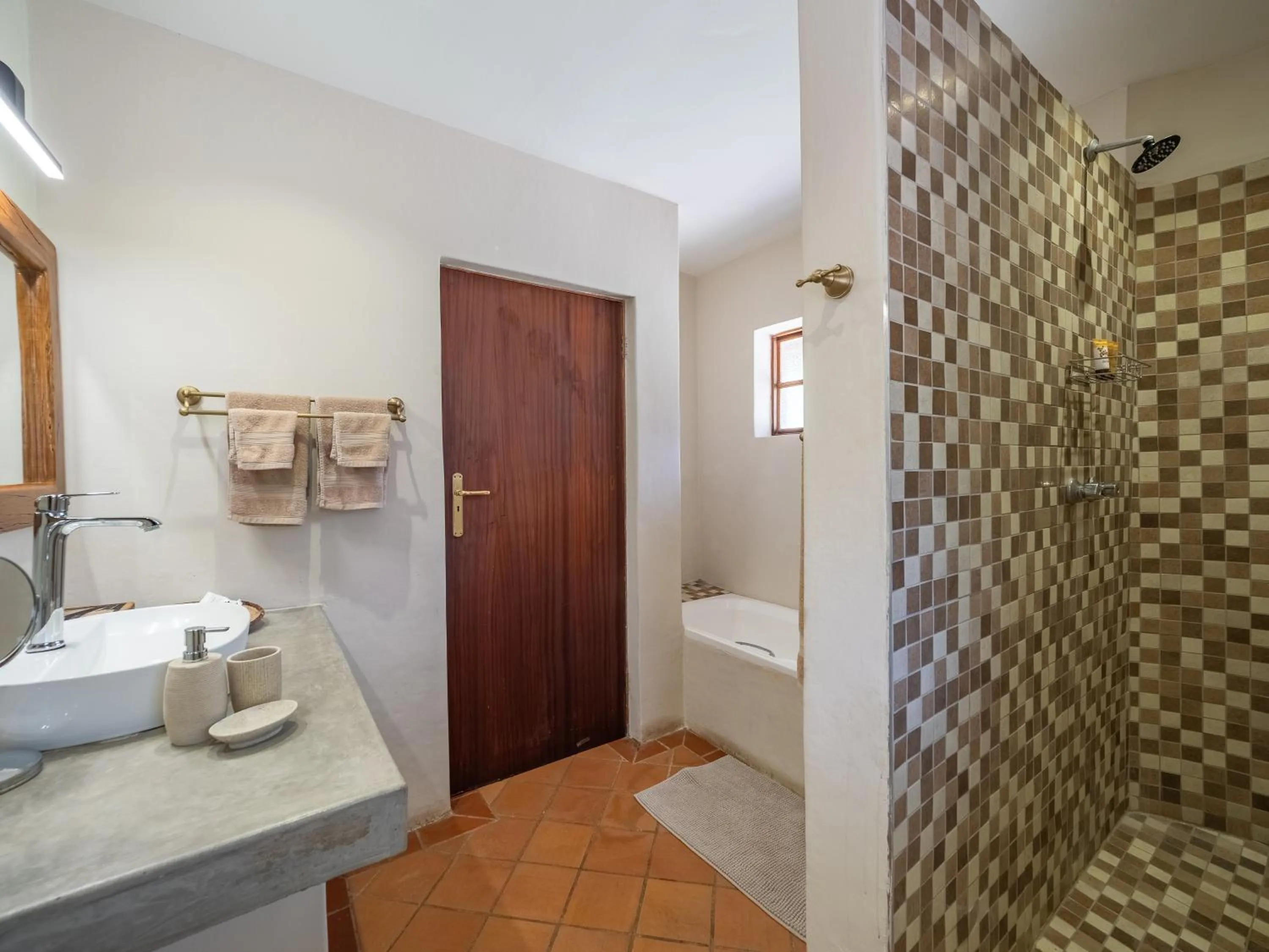 Shower in MILIMA Big 5 Safari Lodge