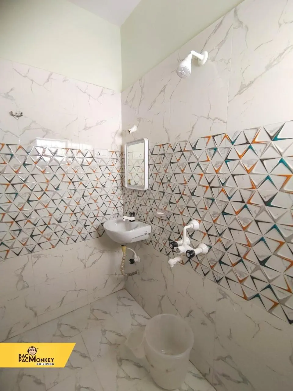 Shower in BACPAC MONKEY COLIVING