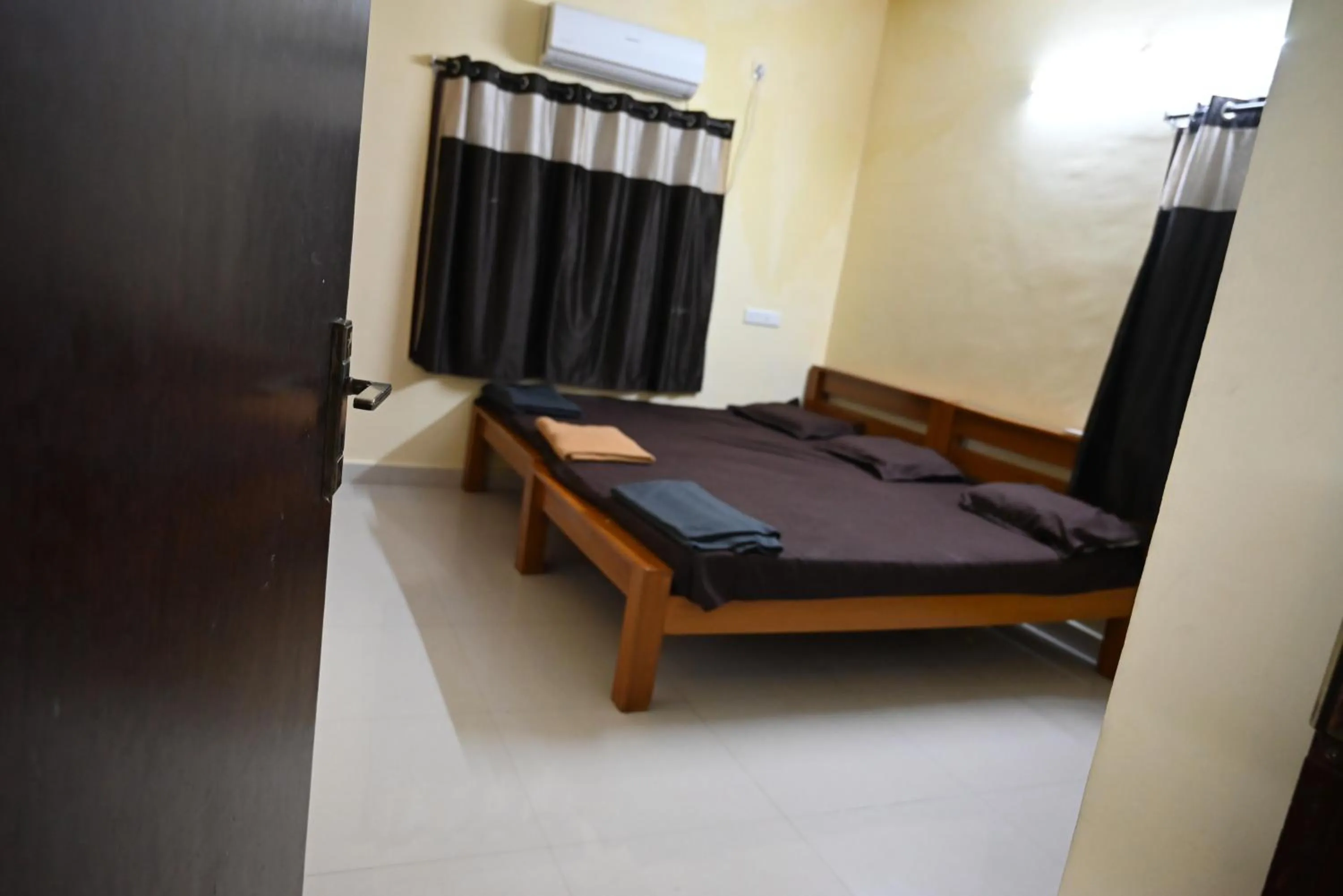 Bed in BACPAC MONKEY COLIVING