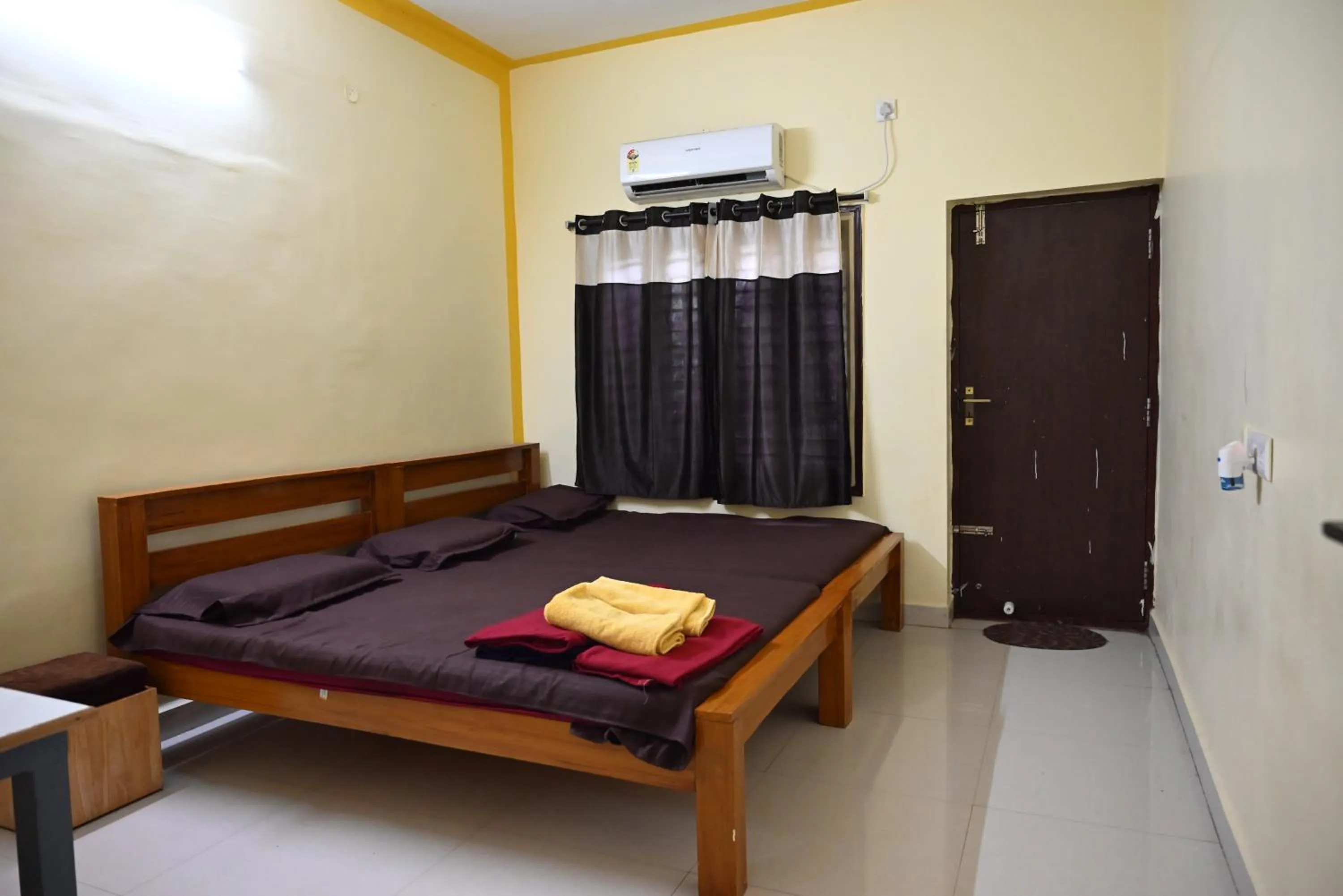 Bed in BACPAC MONKEY COLIVING