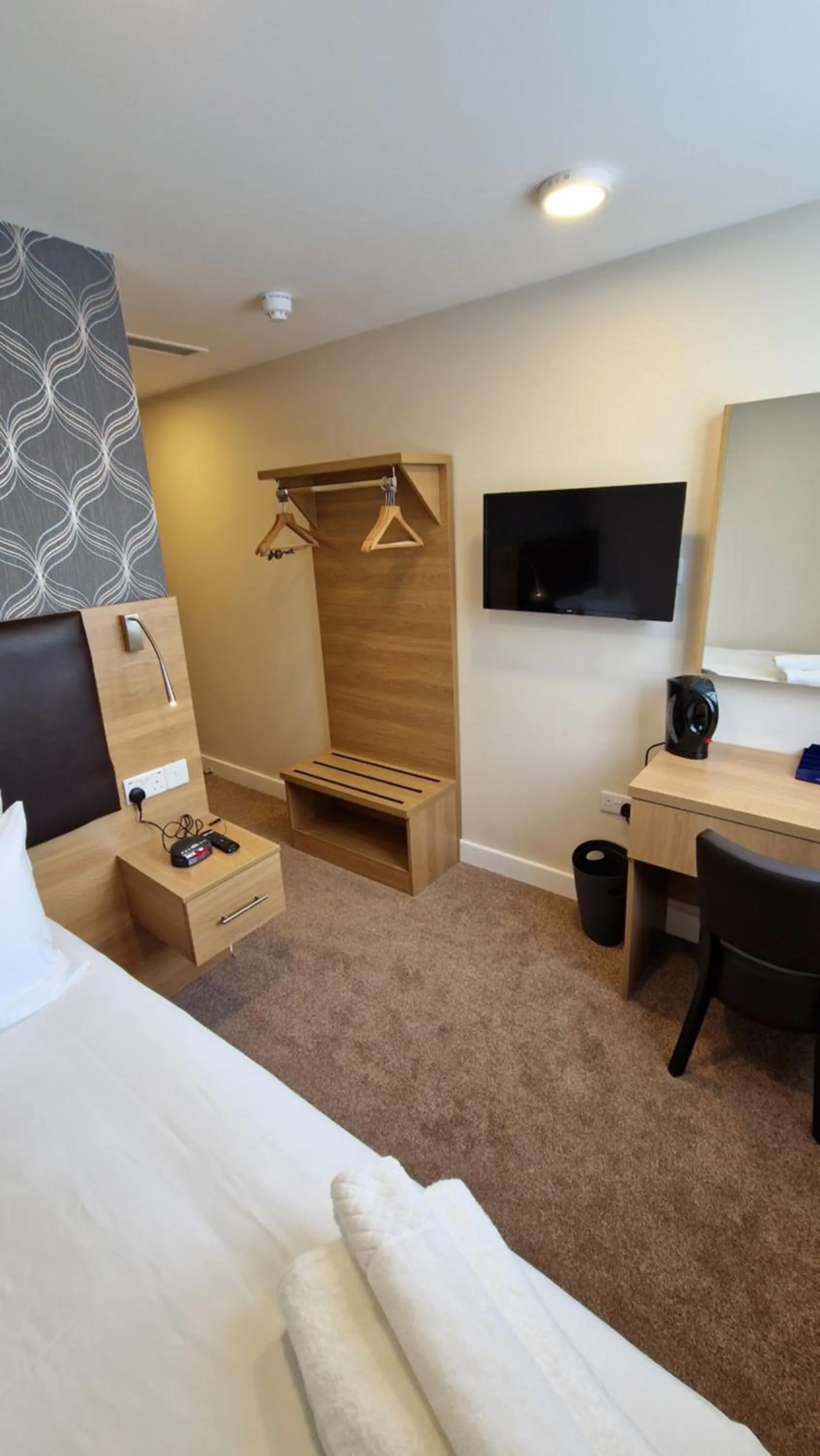 Photo of the whole room, Bed in Best Western Northfields Ealing Hotel