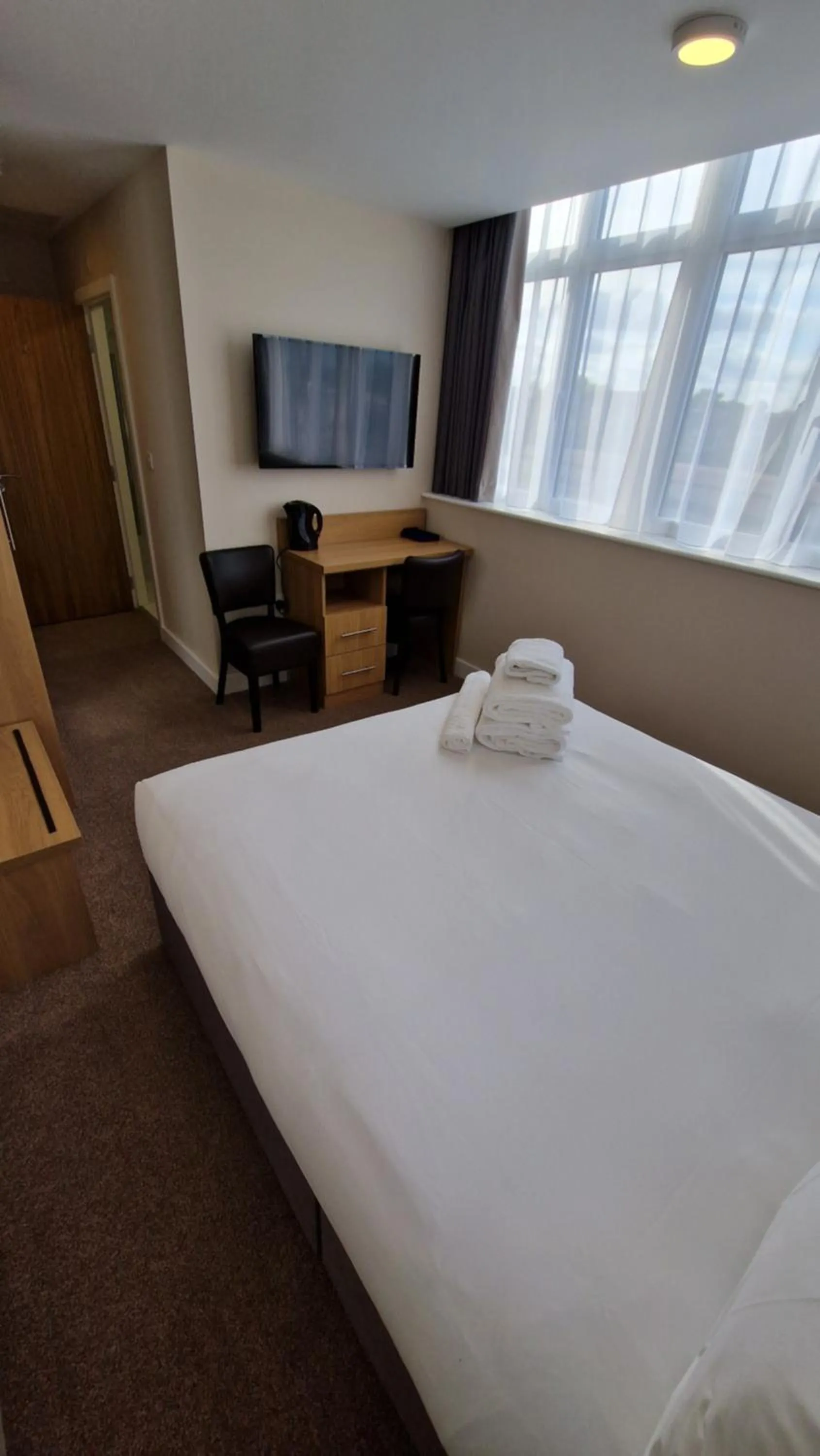 Photo of the whole room, Bed in Best Western Northfields Ealing Hotel
