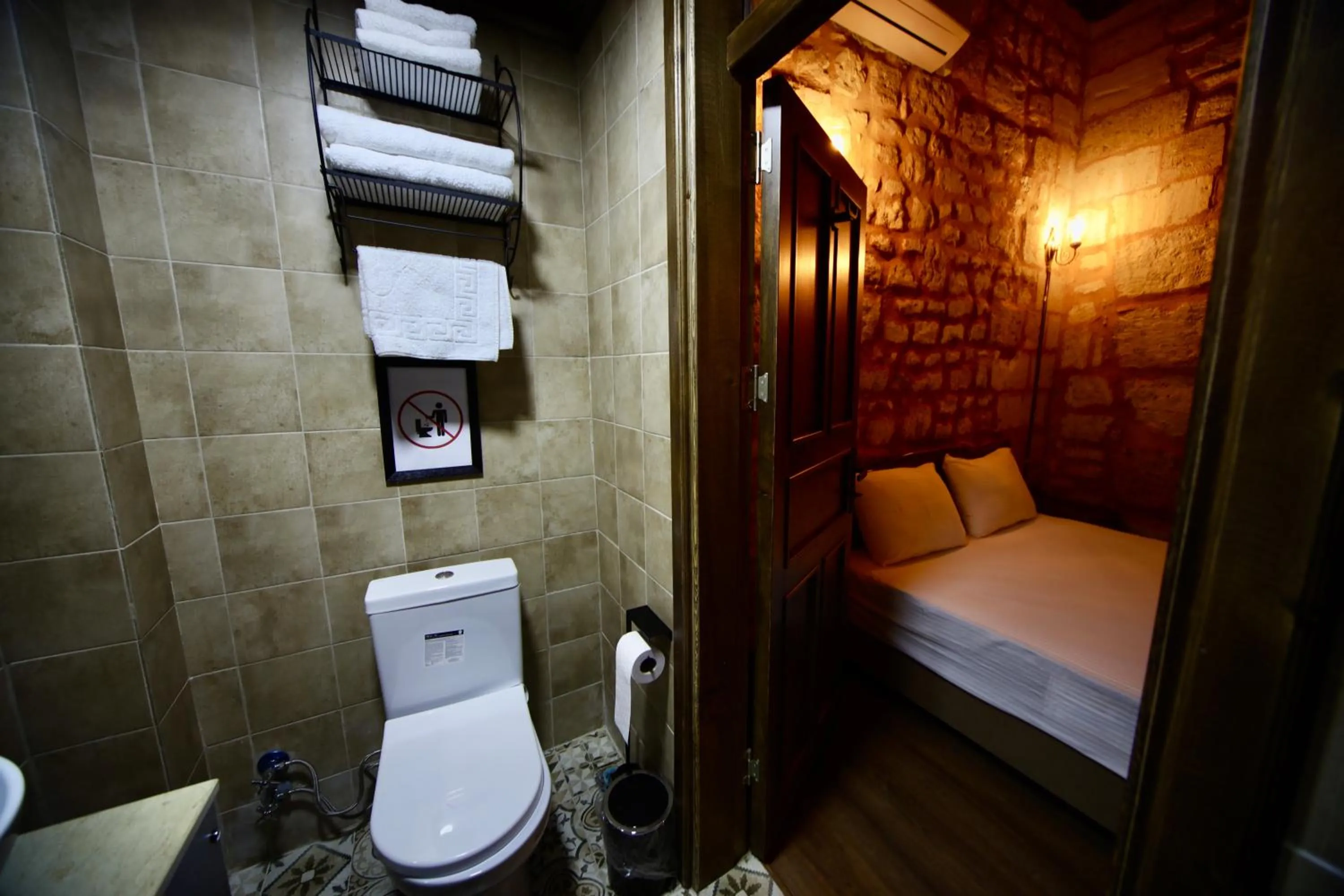 Bathroom, Bed in Kaliruha Hotel