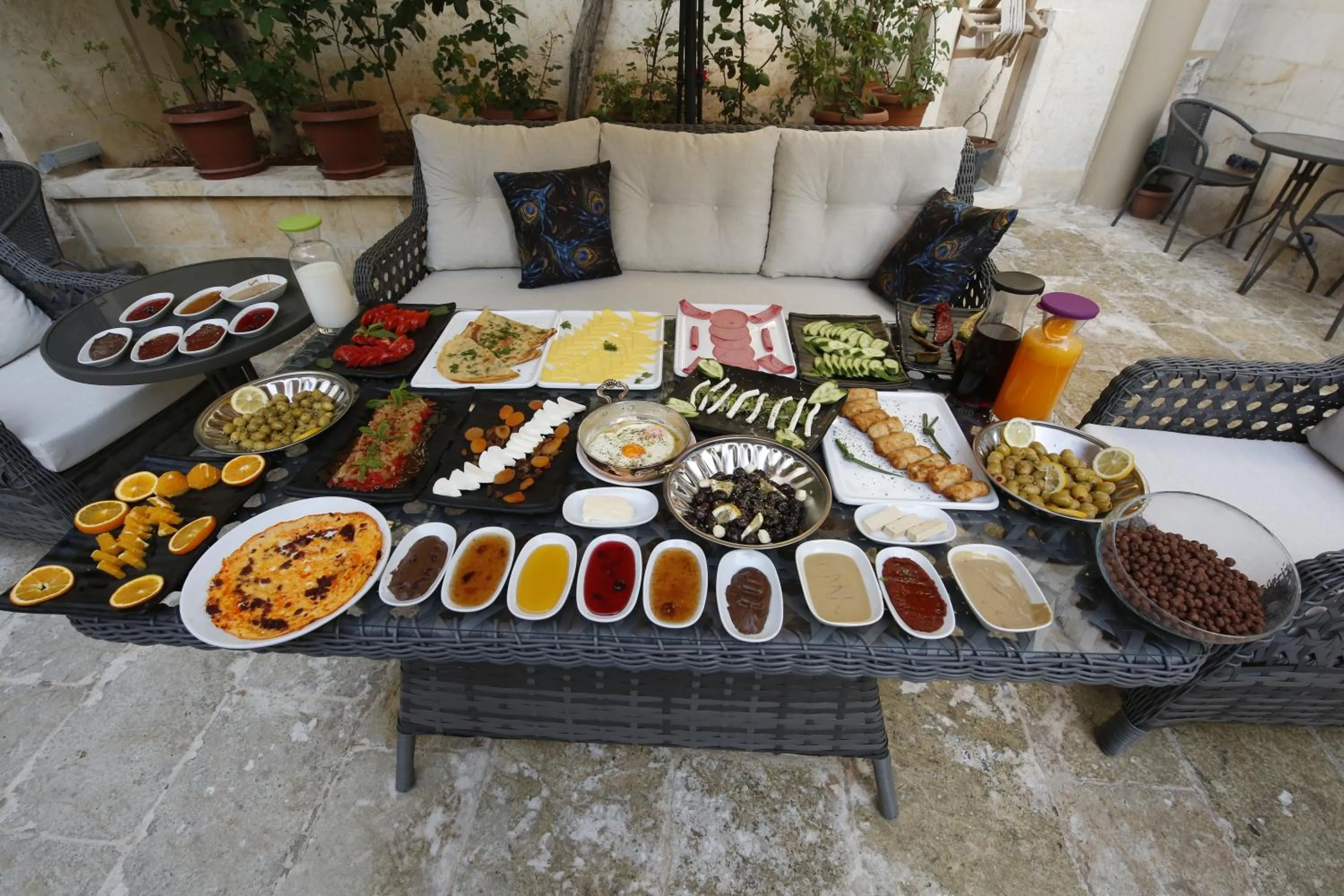 Food and drinks in Kaliruha Hotel