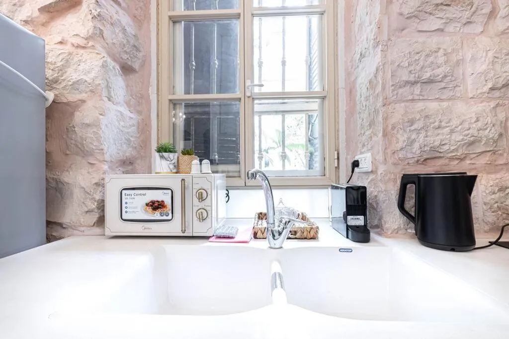 Coffee/tea facilities in Tish Hotel