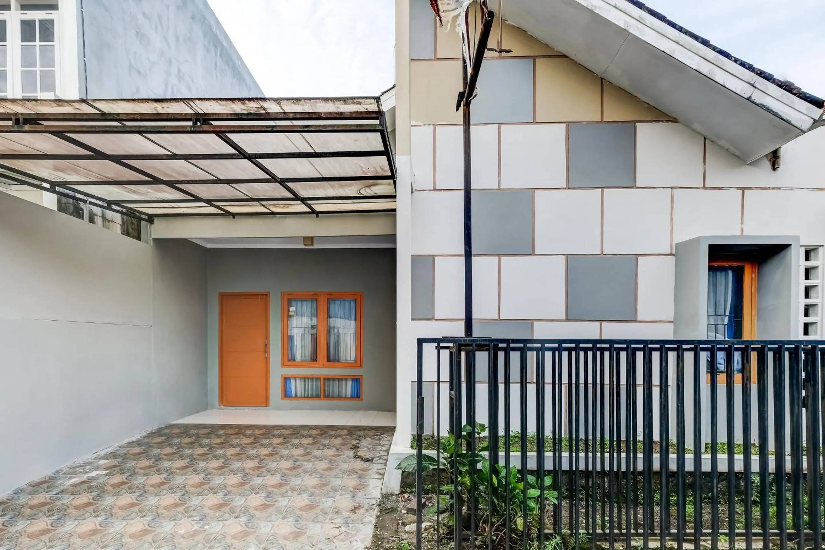 Facade/entrance in OYO Life 91239 Kost Rosandy House Yogyakarta