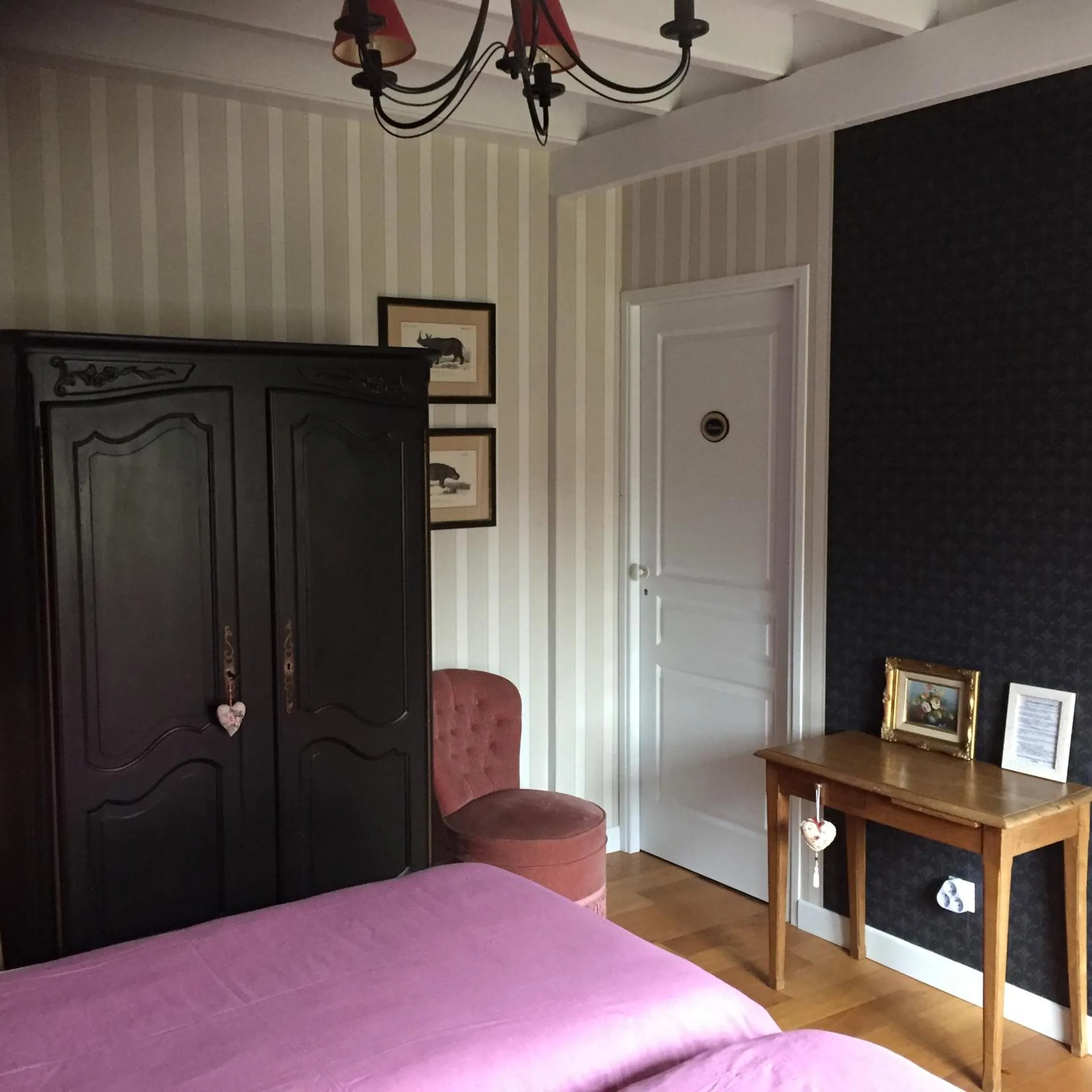 Photo of the whole room, Bed in Chambres d'hôtes L'Aubaine avec jacuzzi