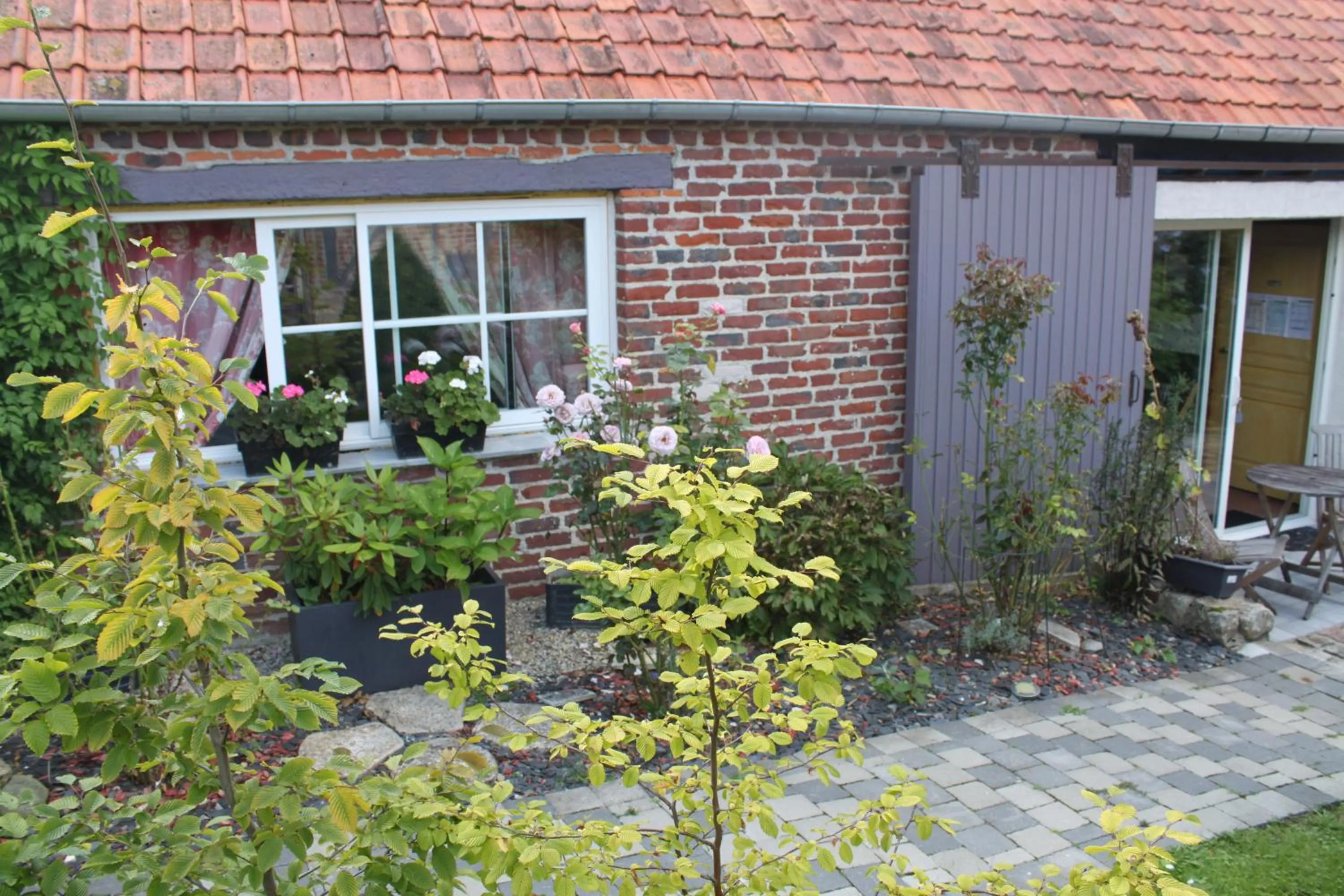 Property building in Chambres d'hôtes L'Aubaine avec jacuzzi