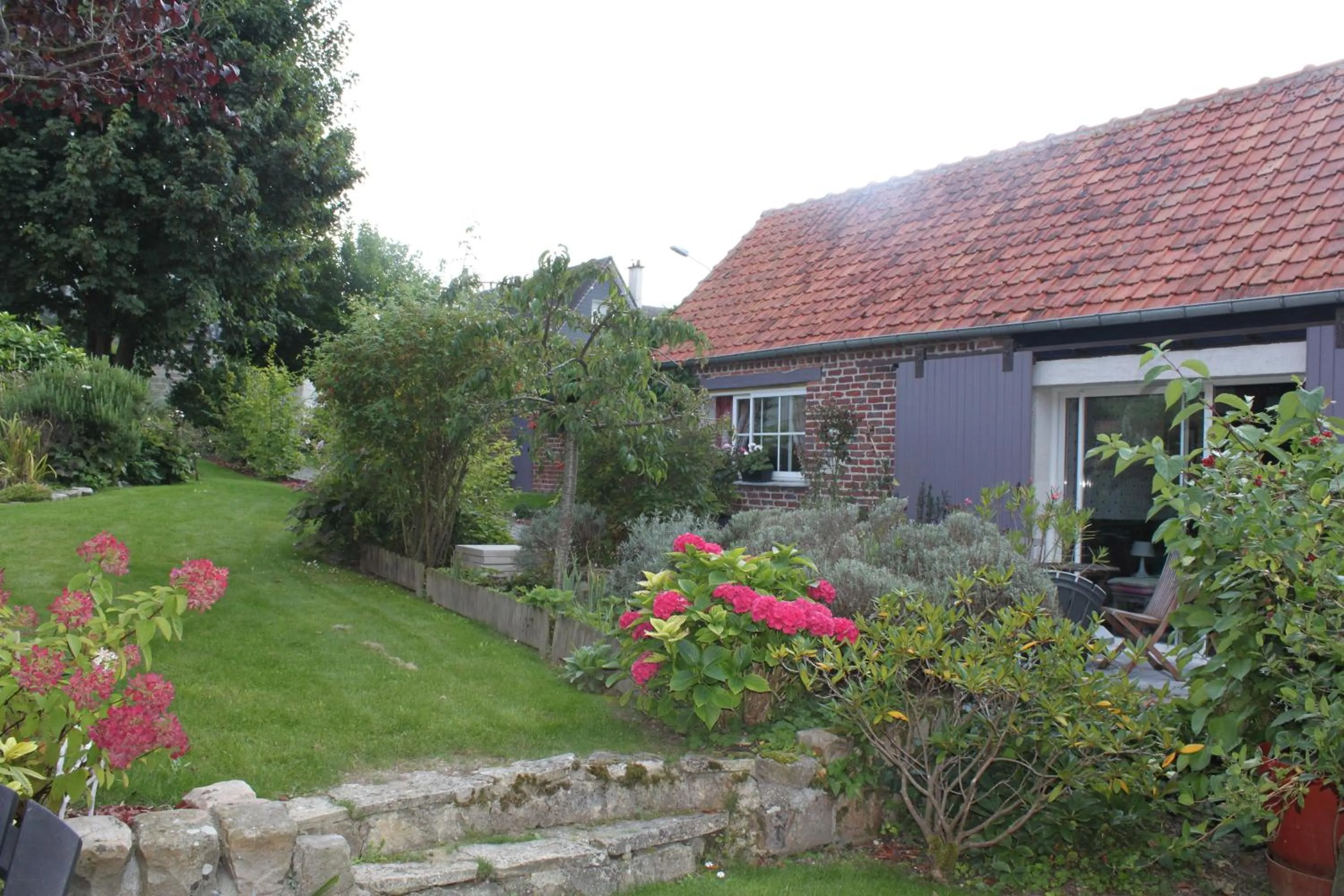Garden view in Chambres d'hôtes L'Aubaine avec jacuzzi