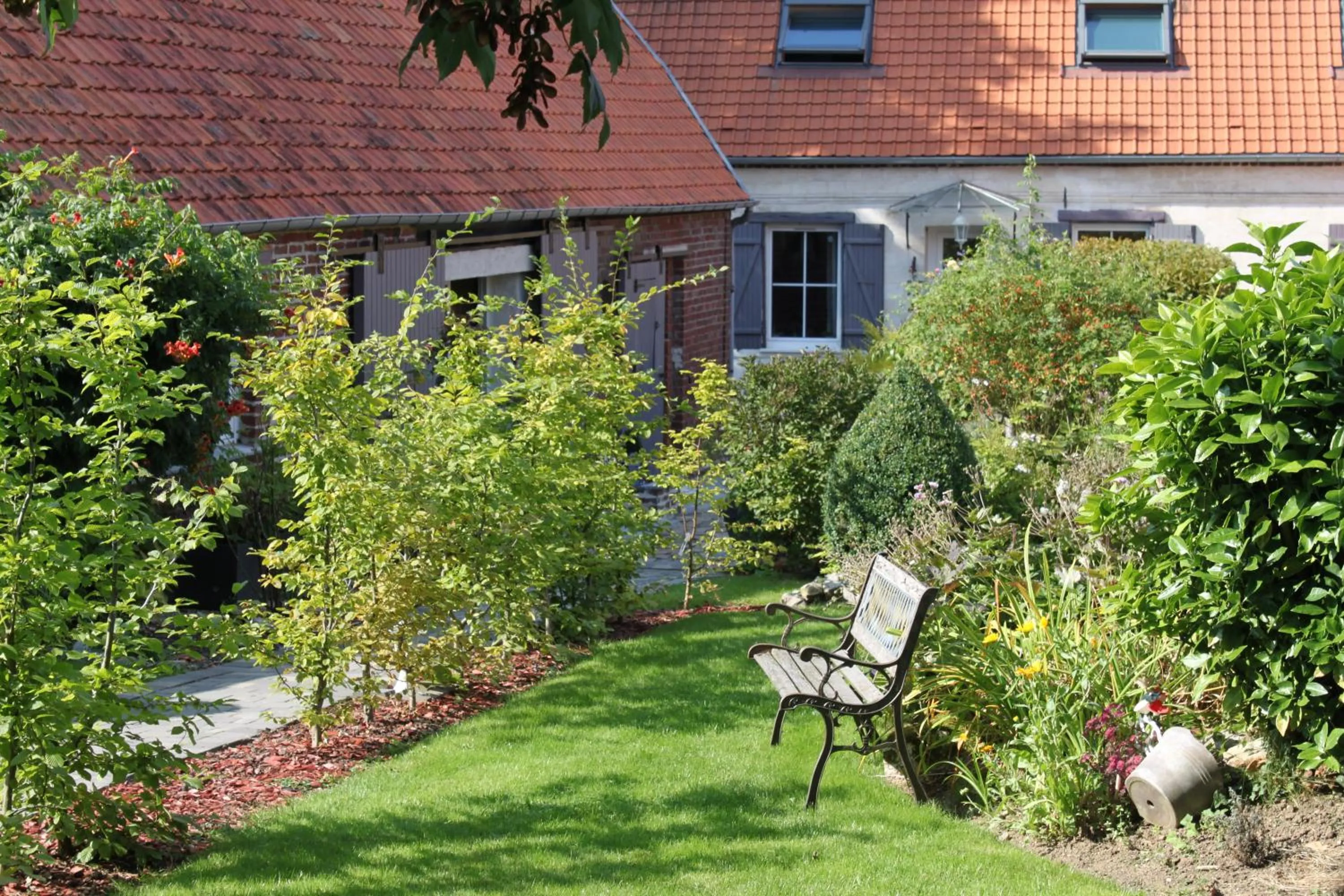 Garden view in Chambres d'hôtes L'Aubaine avec jacuzzi