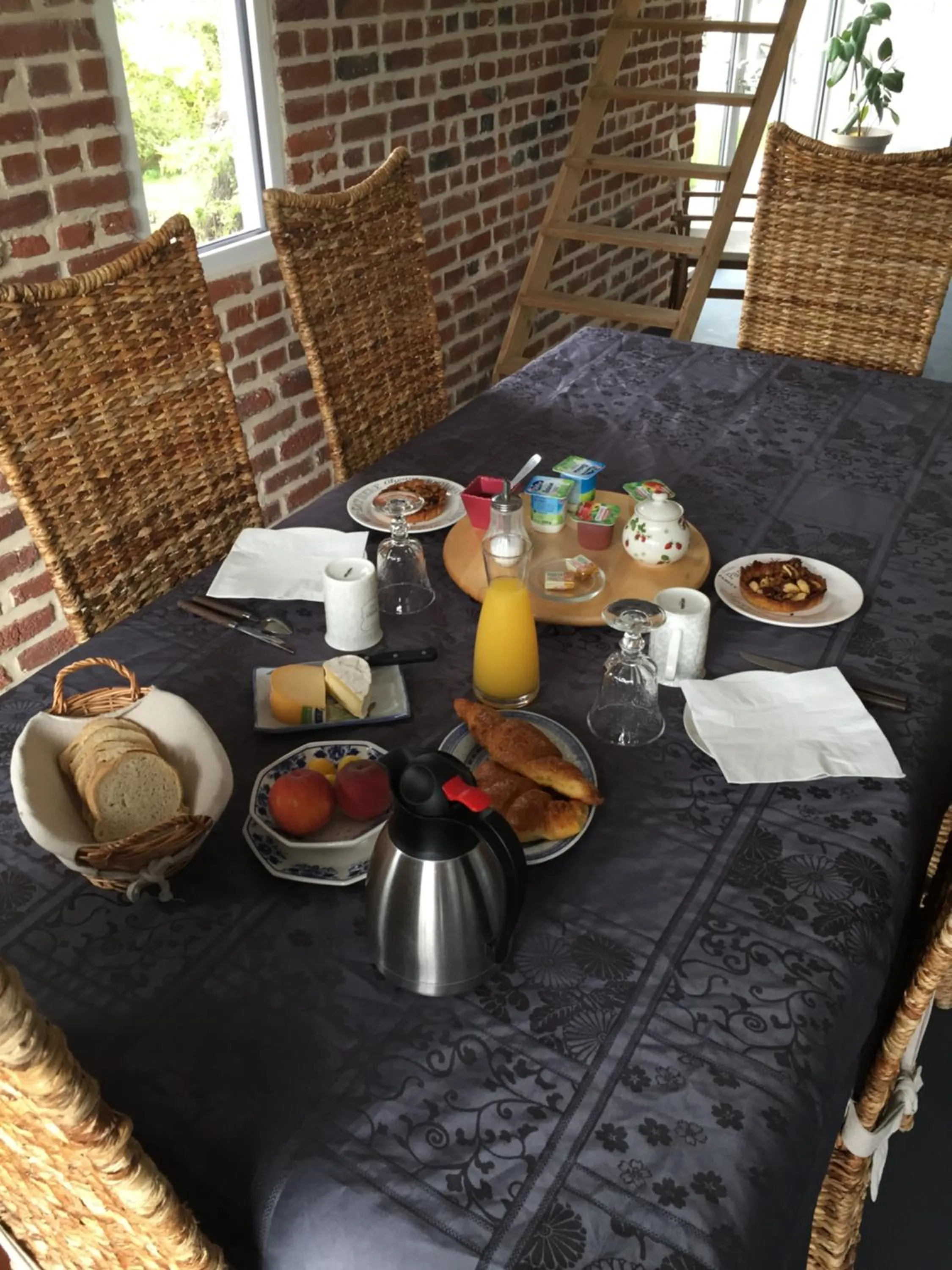 Breakfast in Chambres d'hôtes L'Aubaine avec jacuzzi