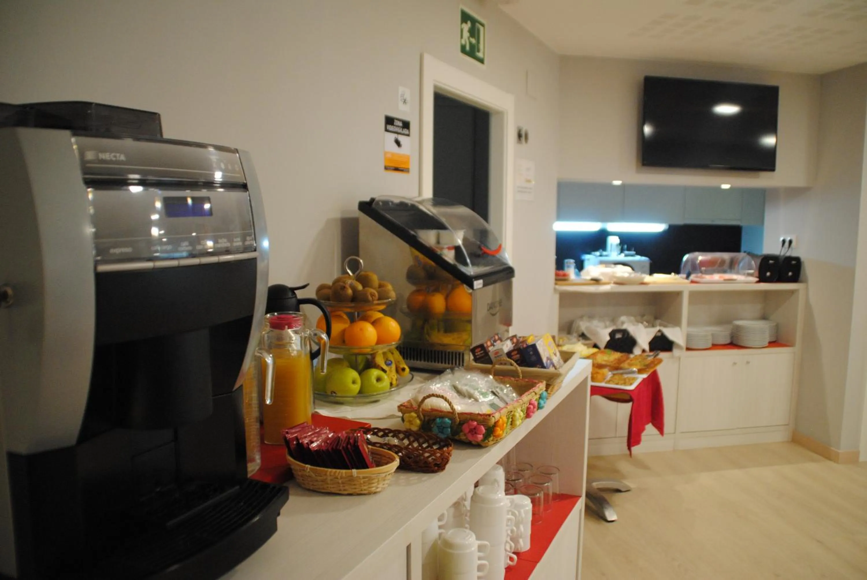 Coffee/tea facilities in Hostal Aslyp 114