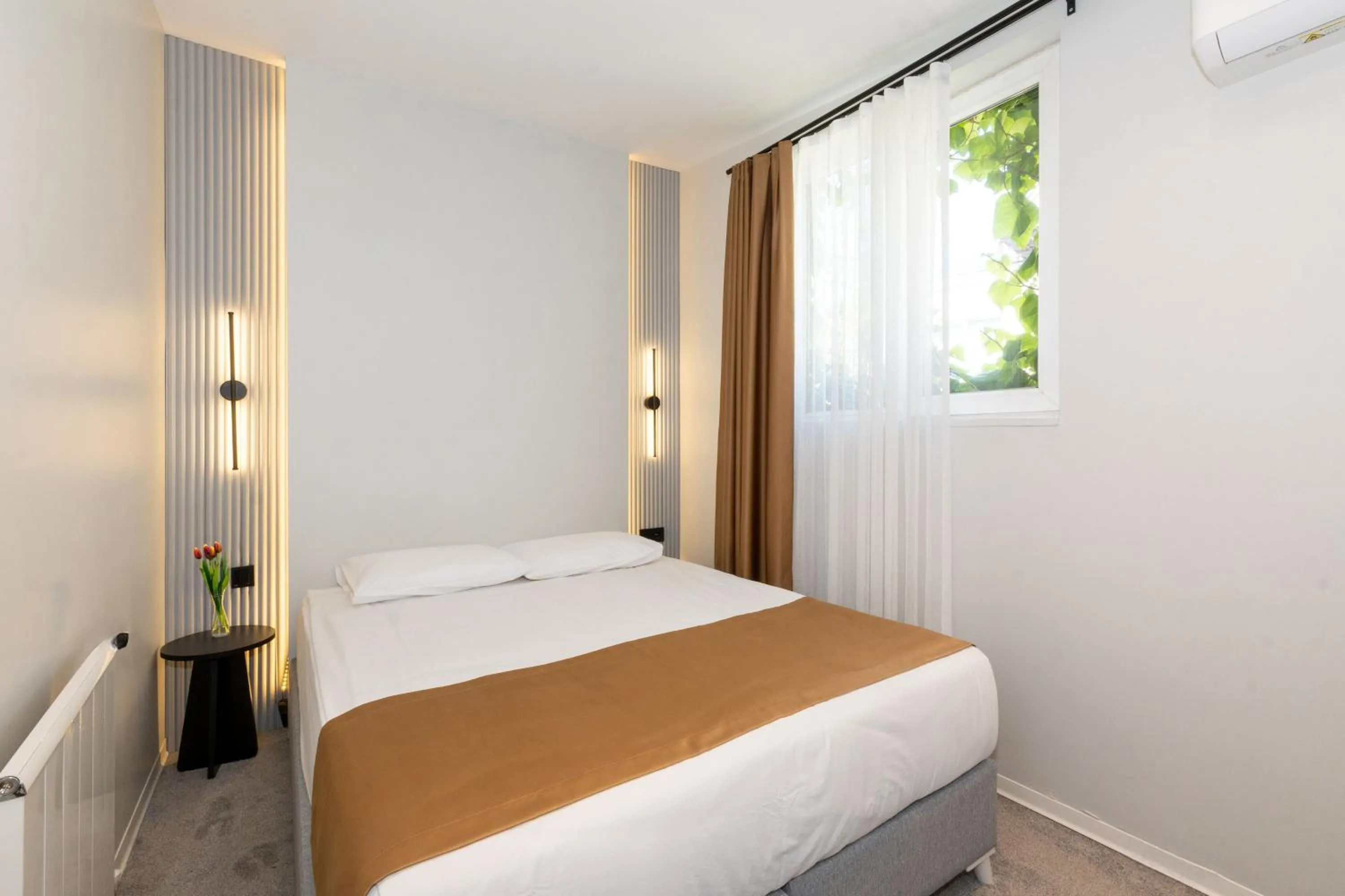 Bedroom, Bed in Istanbul Holiday Hotel