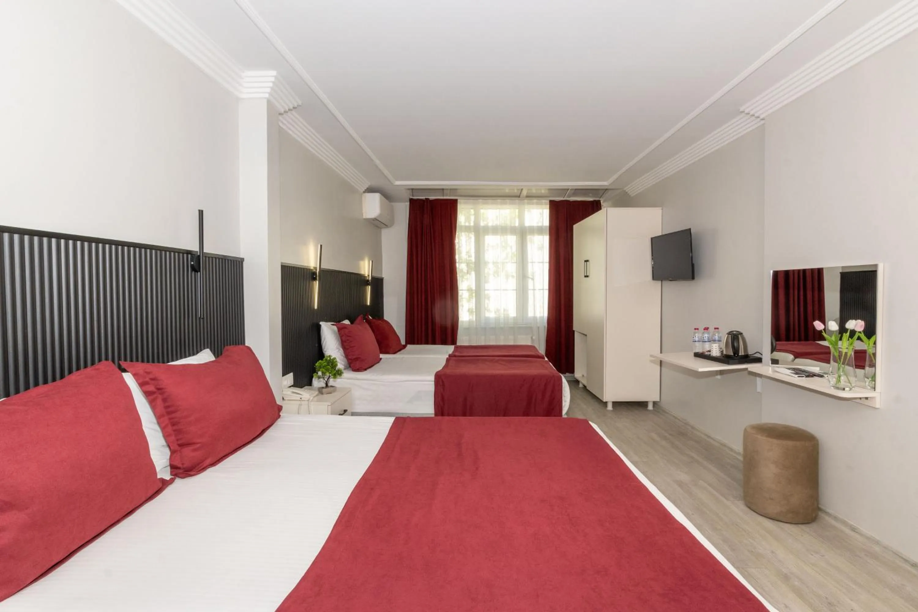 Photo of the whole room, Bed in Istanbul Holiday Hotel