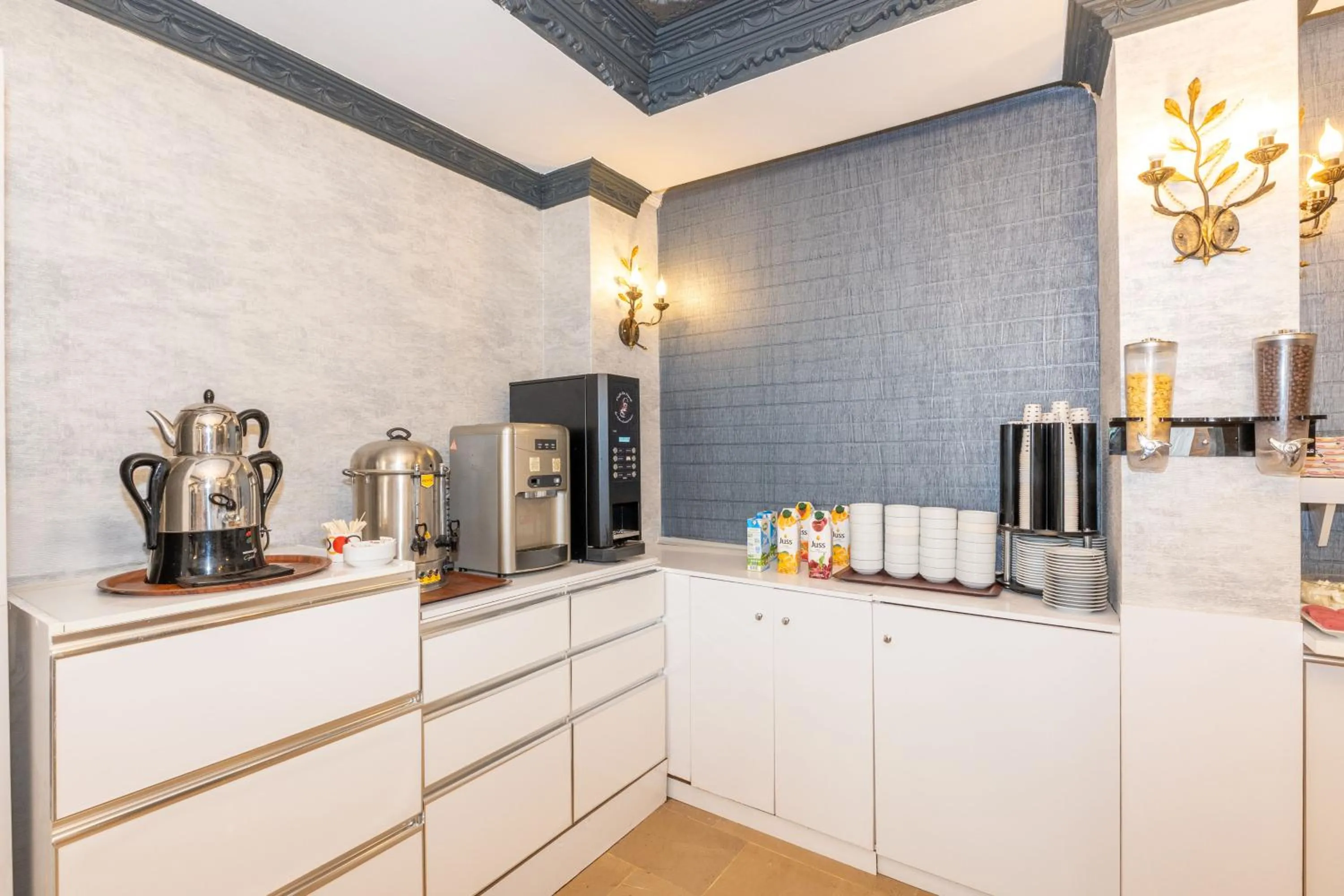 Coffee/tea facilities in Istanbul Holiday Hotel