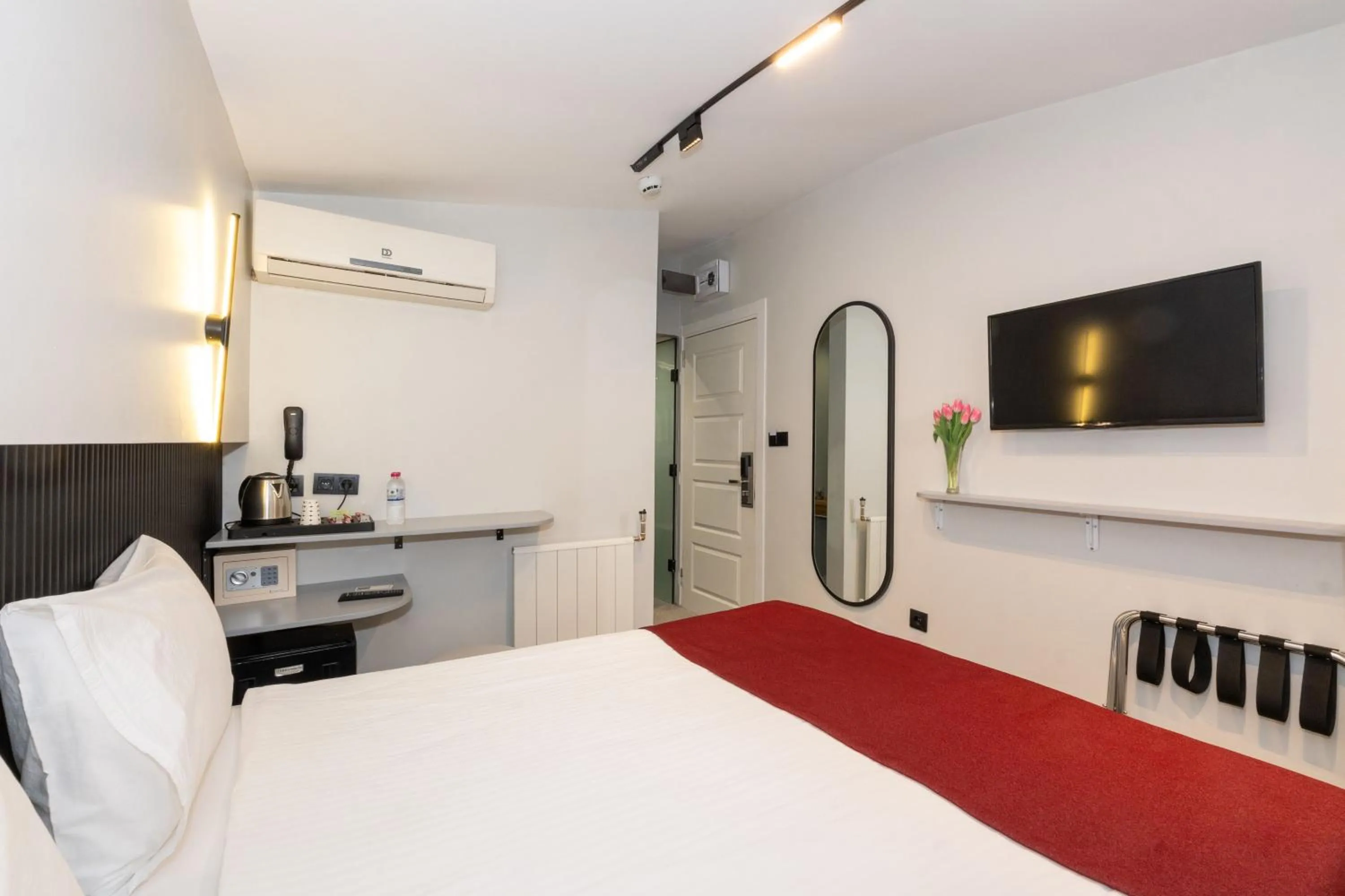 Photo of the whole room, Bed in Istanbul Holiday Hotel