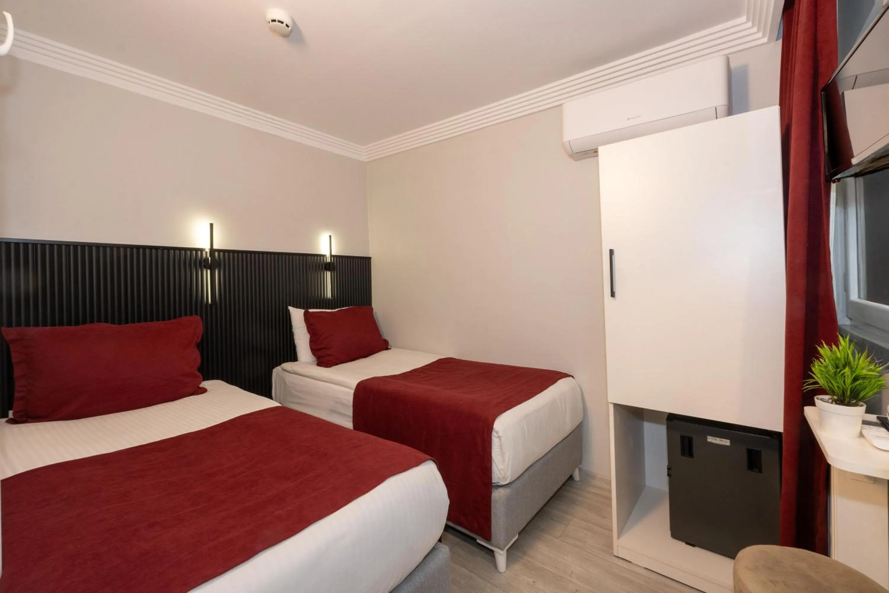 Bedroom, Bed in Istanbul Holiday Hotel