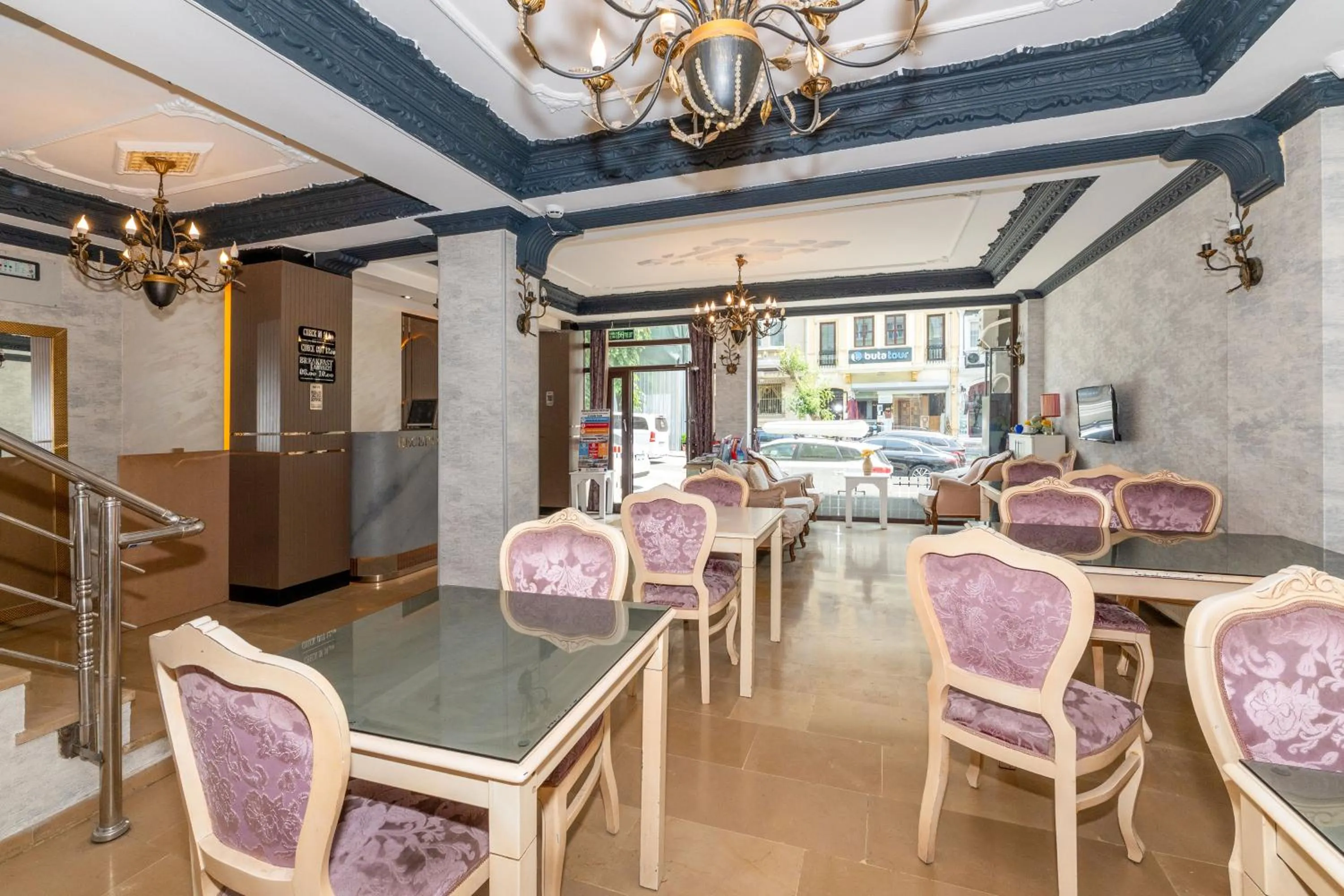 Restaurant/places to eat in Istanbul Holiday Hotel