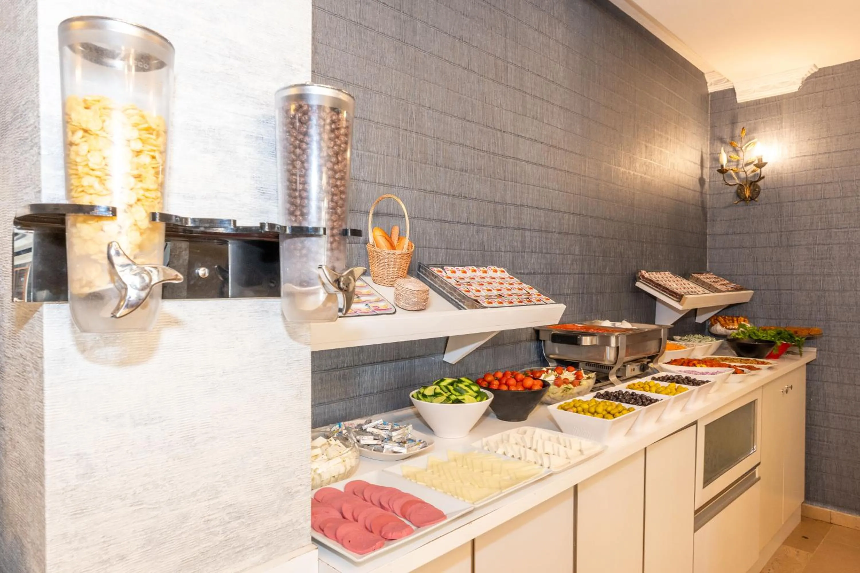 Buffet breakfast in Istanbul Holiday Hotel