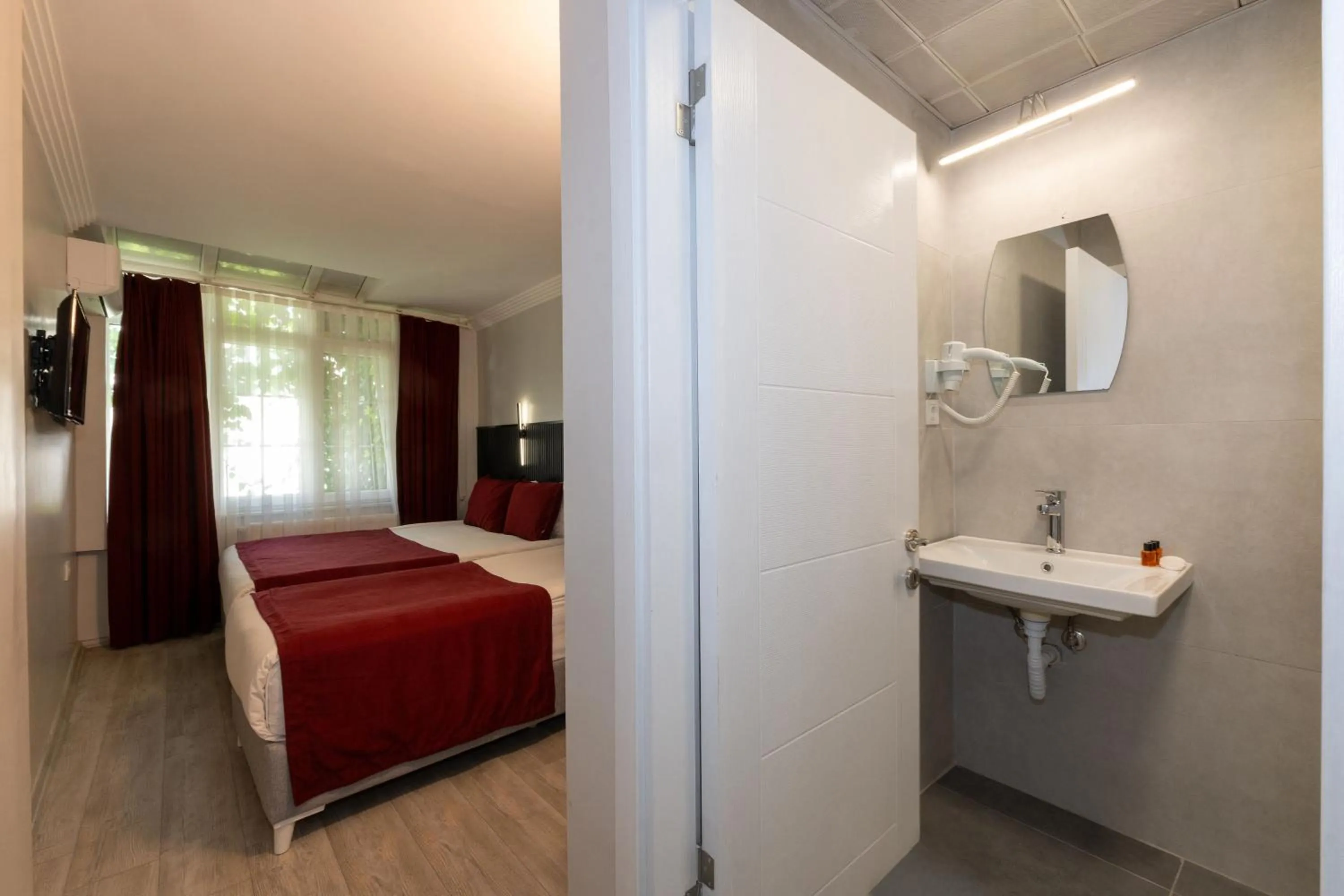 Bathroom, Bed in Istanbul Holiday Hotel