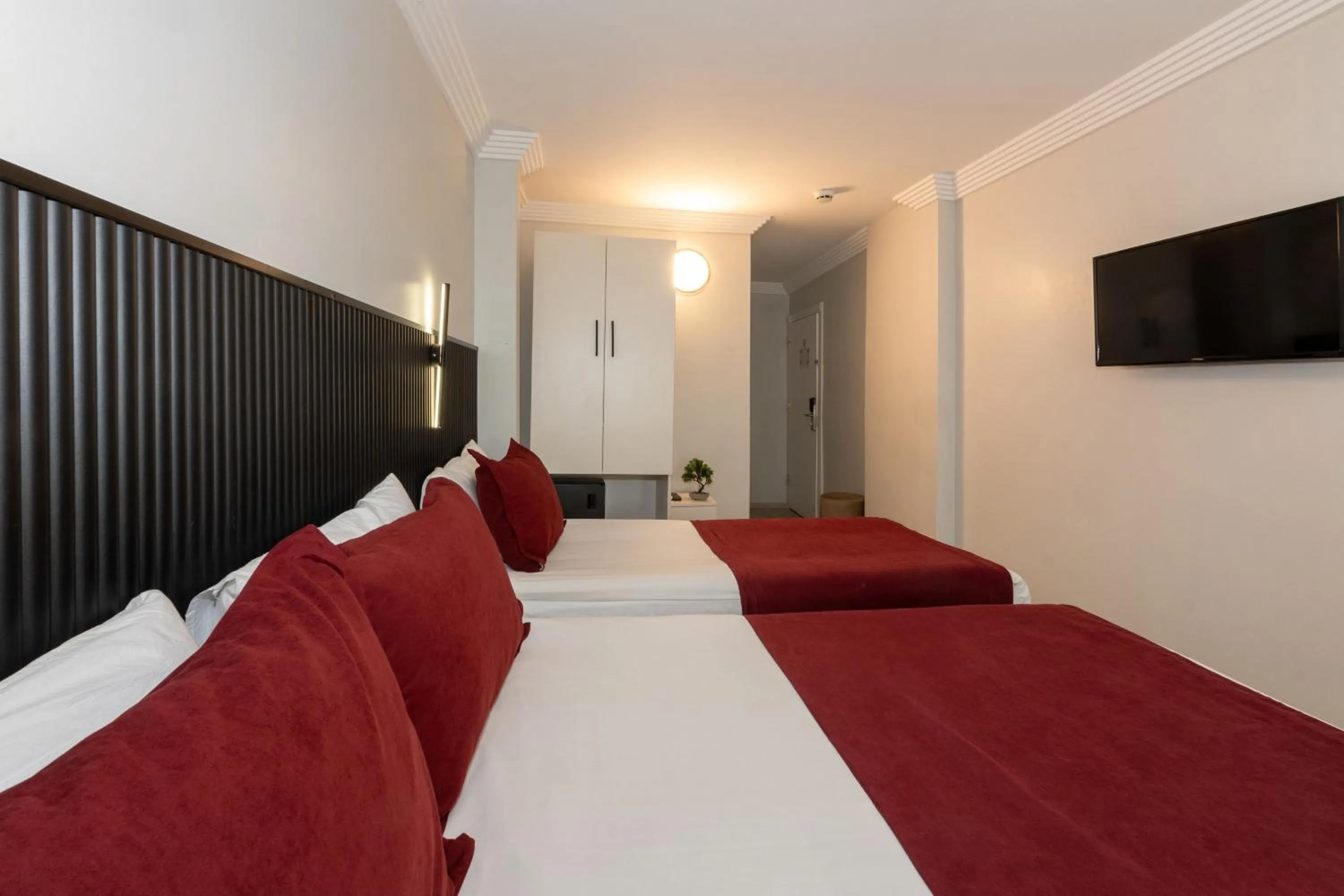 Bedroom, Bed in Istanbul Holiday Hotel