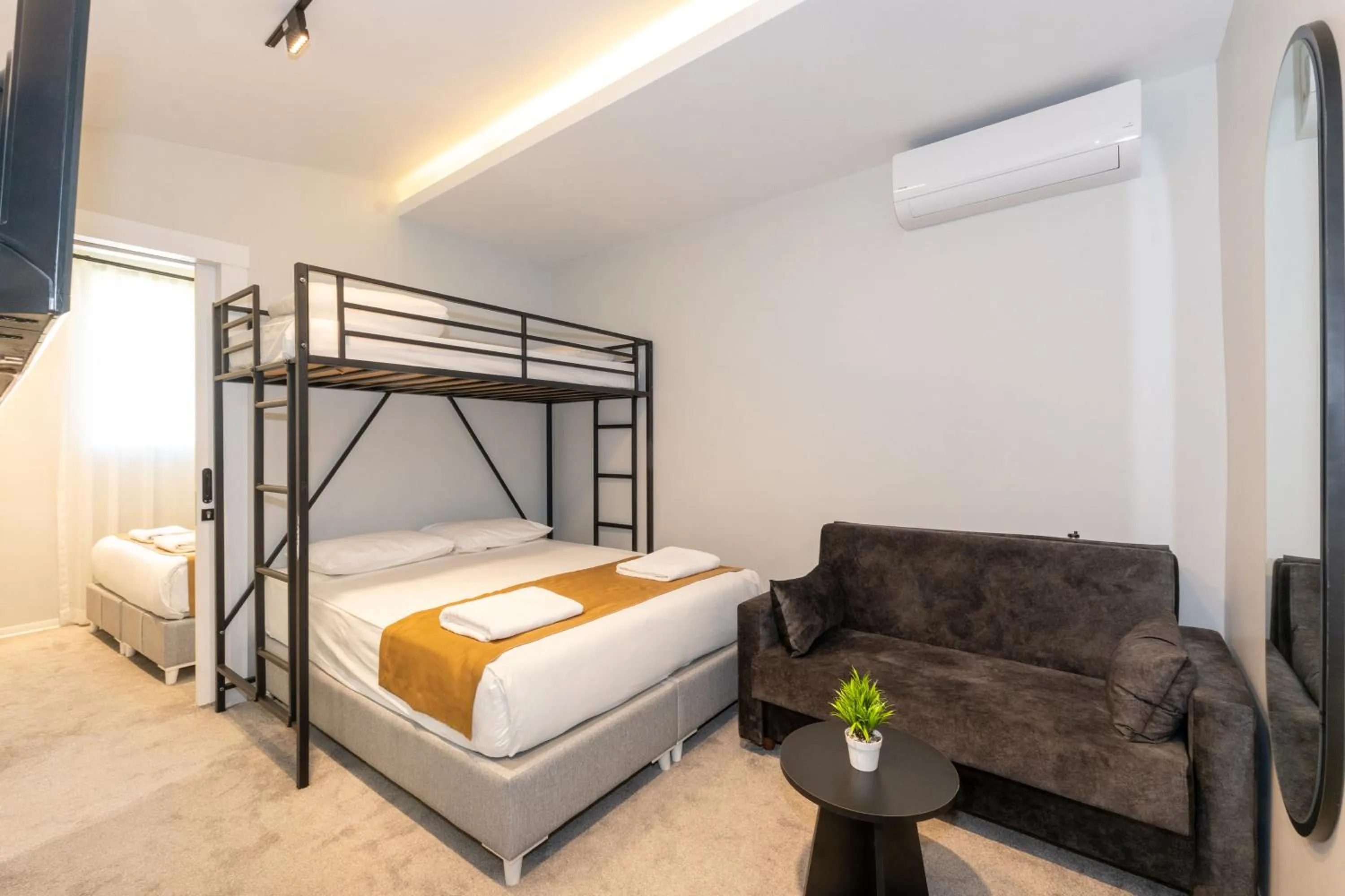 bunk bed, Bed in Istanbul Holiday Hotel