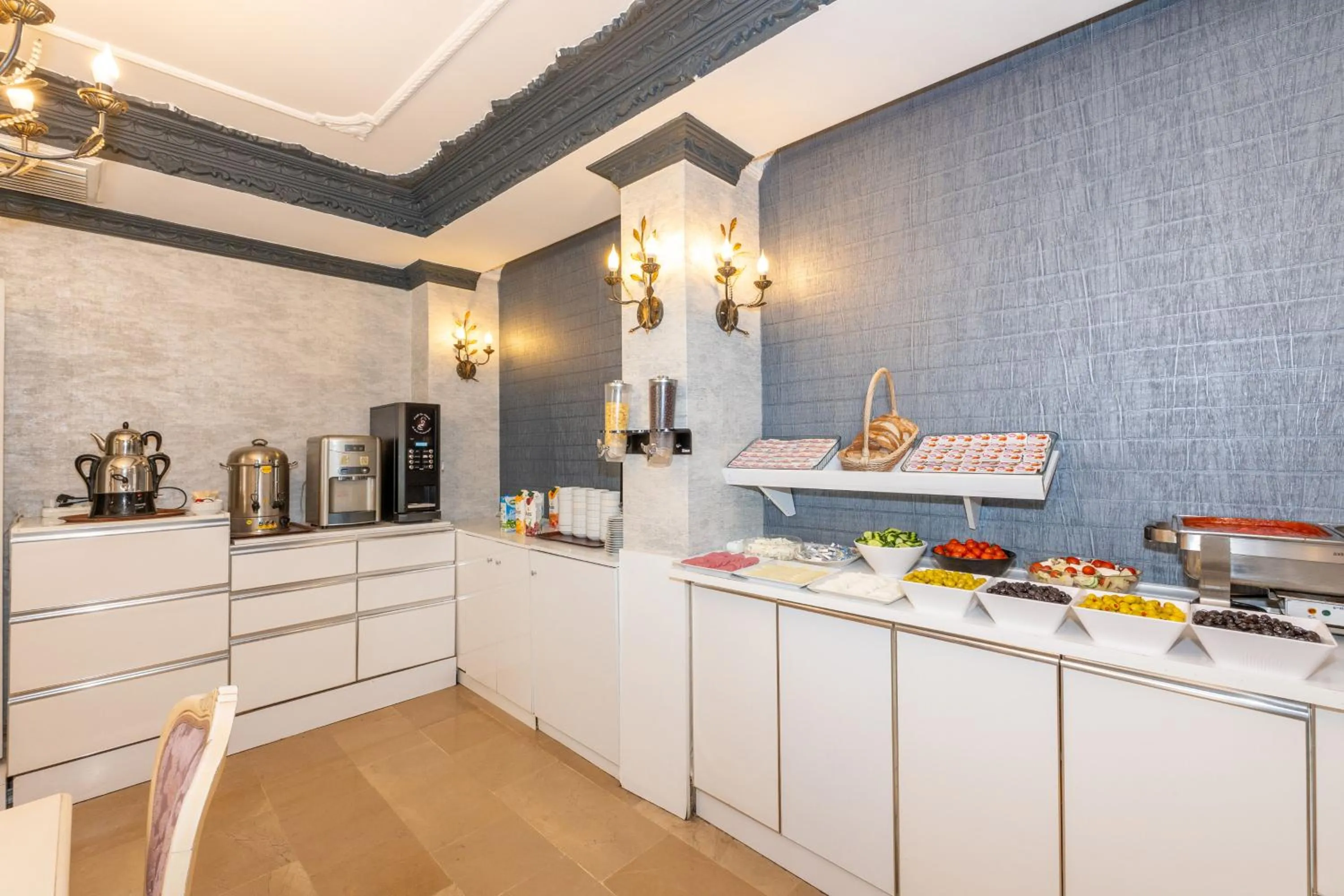 Coffee/tea facilities in Istanbul Holiday Hotel