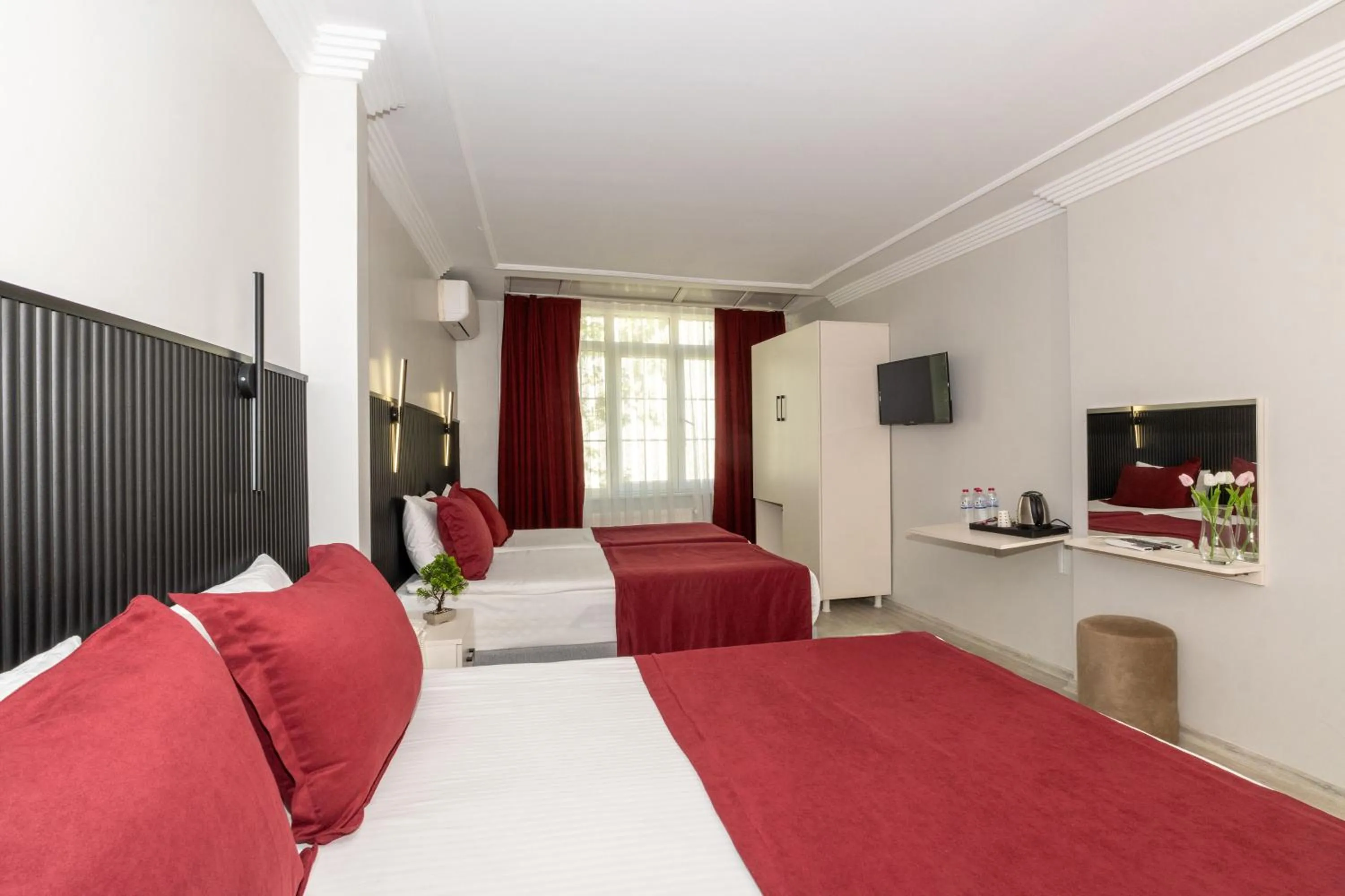 Photo of the whole room, Bed in Istanbul Holiday Hotel