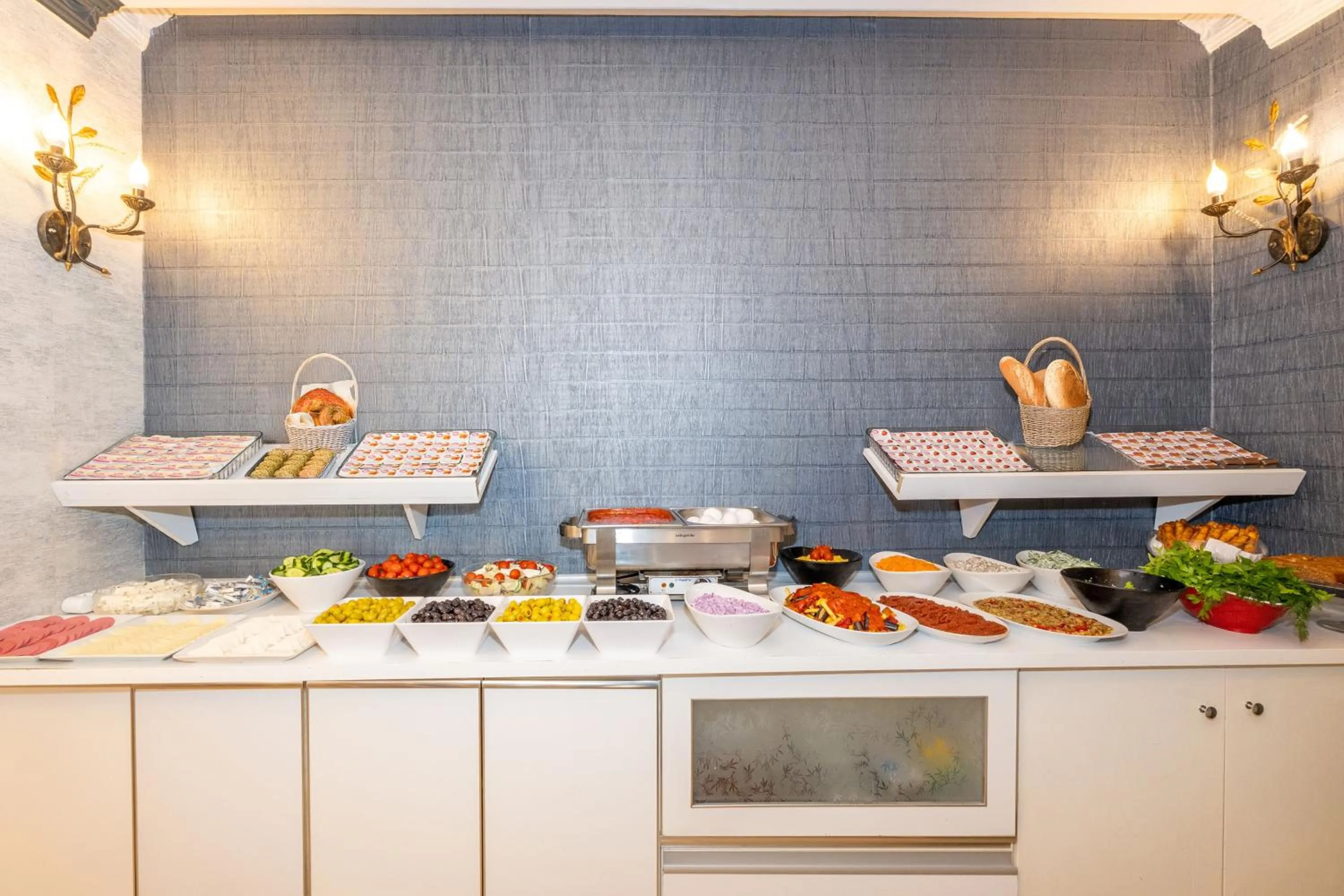 Food and drinks in Istanbul Holiday Hotel